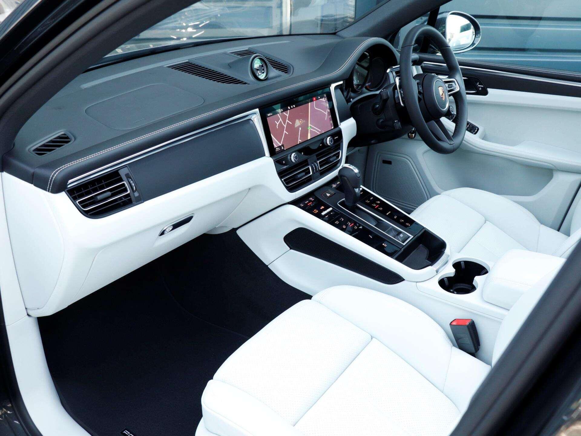Porsche Macan view 9