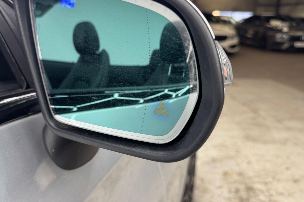 Mercedes-Benz C-Class view 14