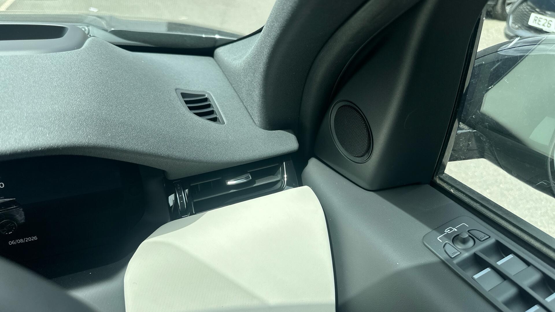 Land Rover Discovery Sport view 44
