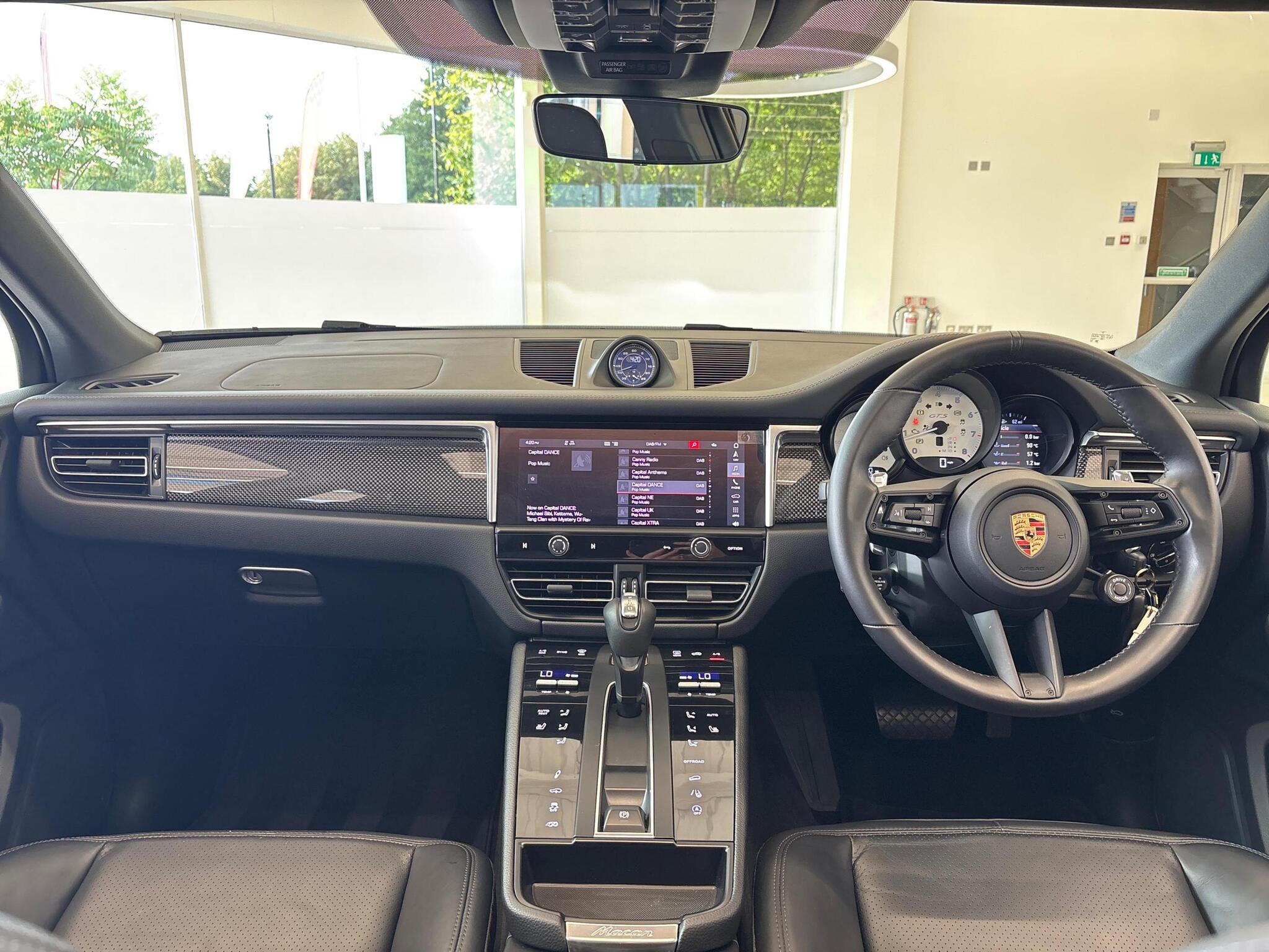 Porsche Macan view 23
