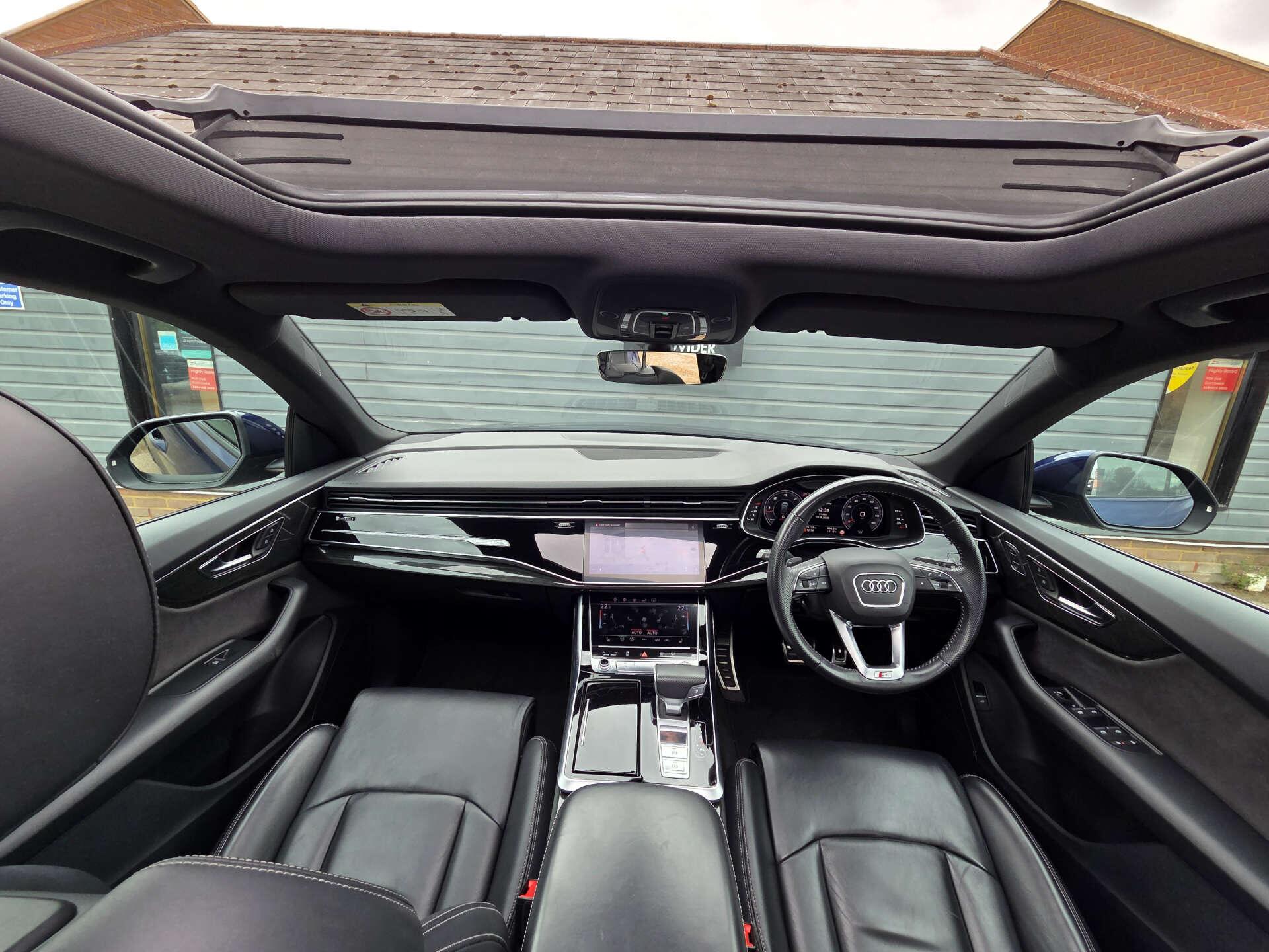 Audi Q8 view 26