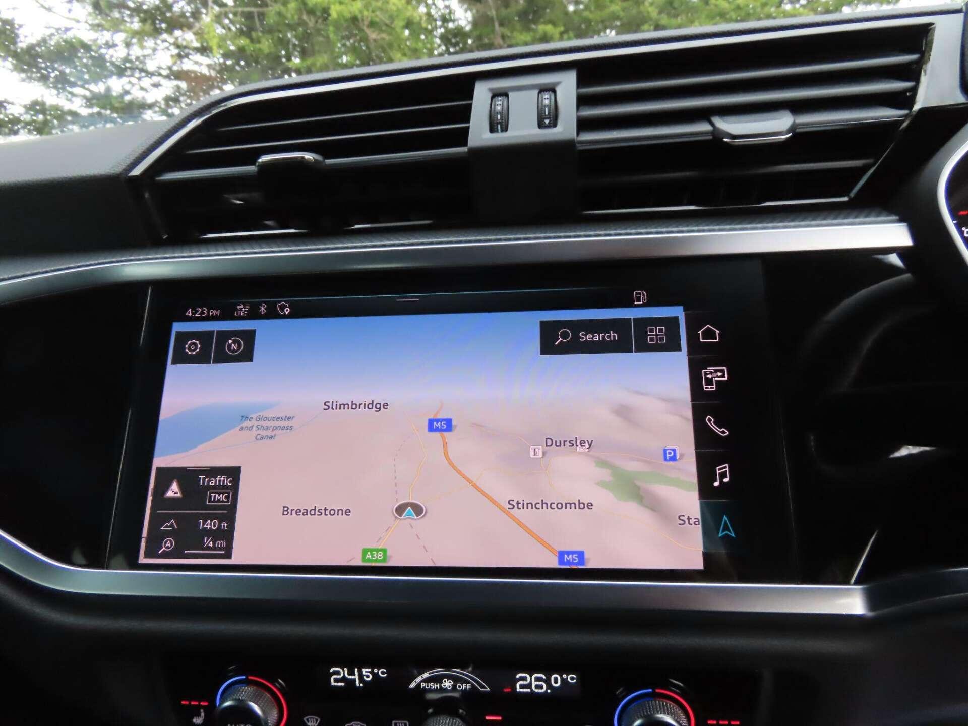 Audi Q3 view 10