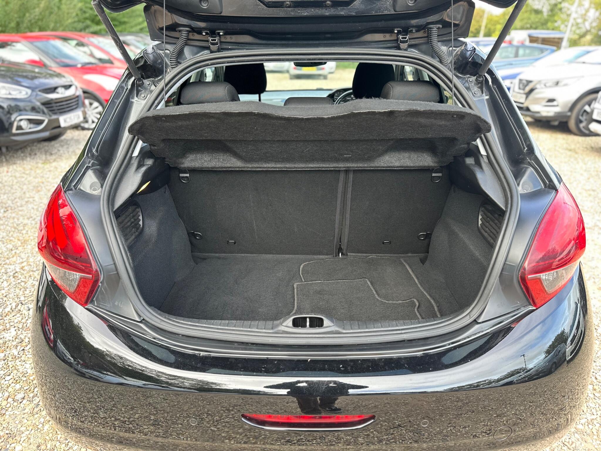 Peugeot 208 view 17
