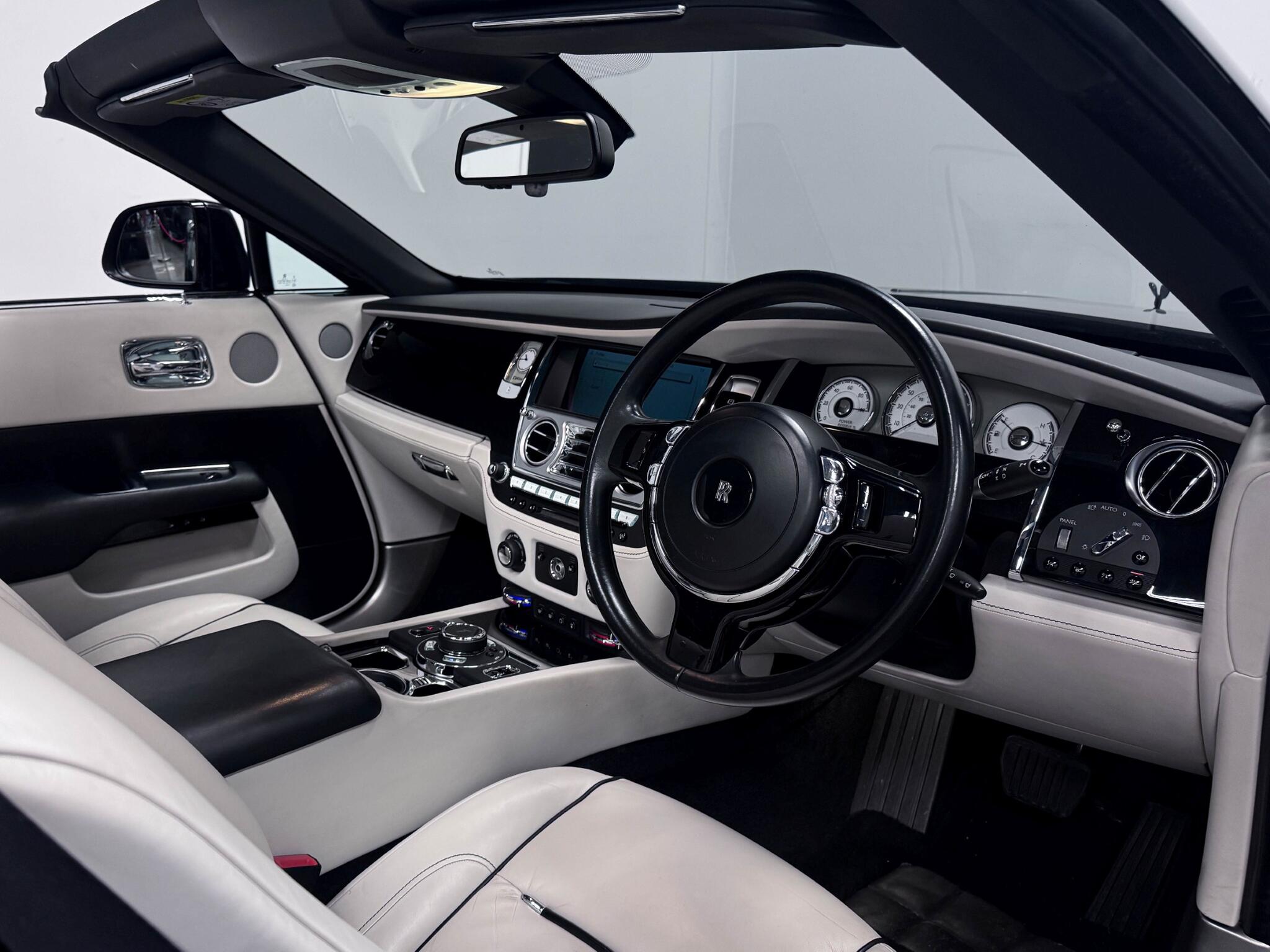 Rolls-Royce Dawn view 18