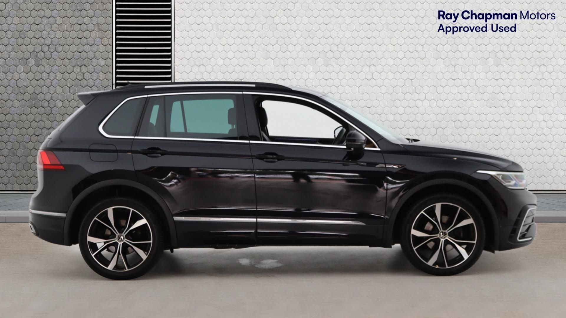 Volkswagen Tiguan view 3