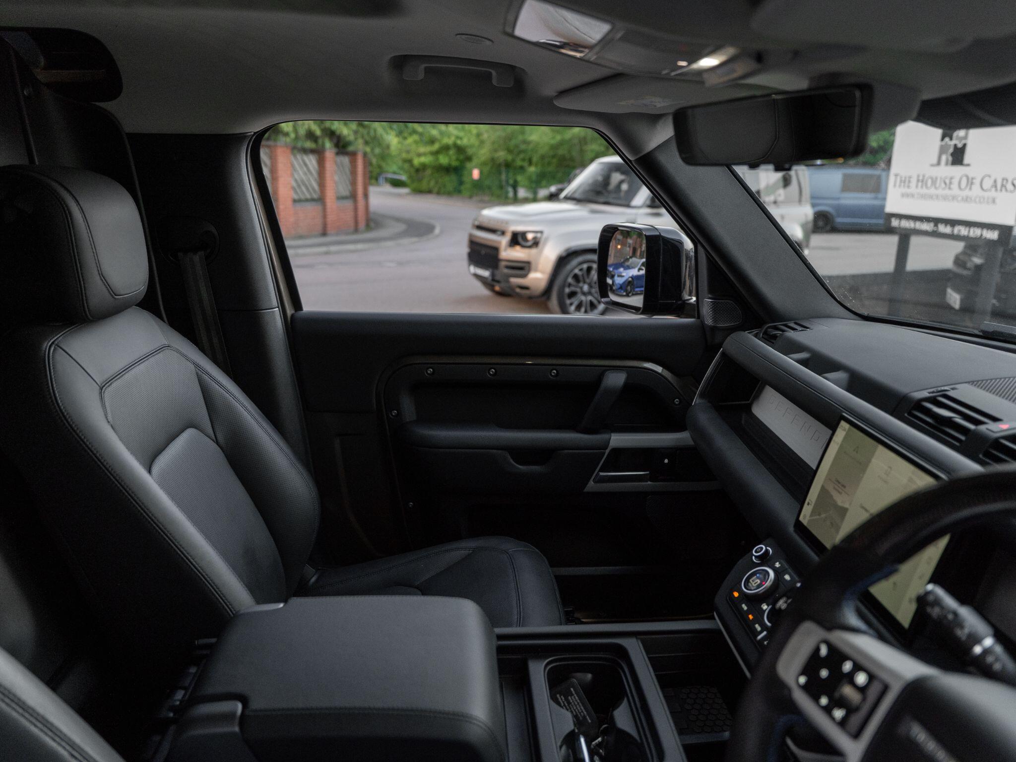 Land Rover Defender 90 view 42