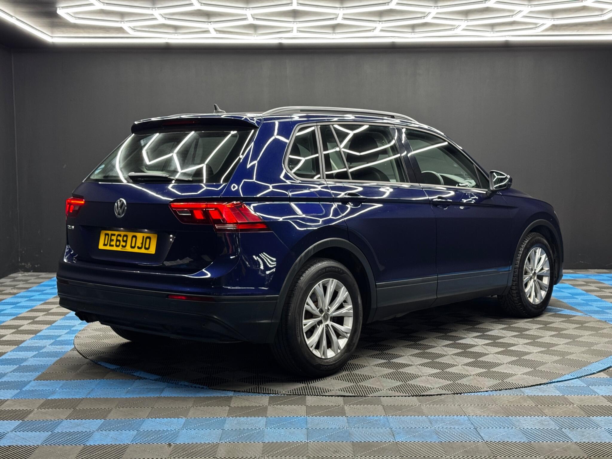 Volkswagen Tiguan view 5