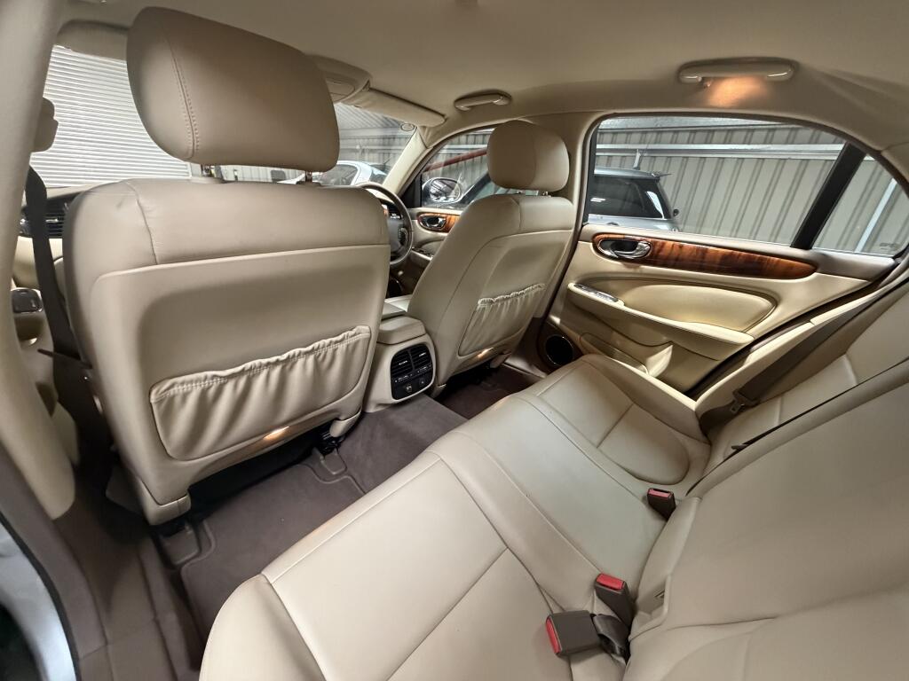 Jaguar XJ view 10