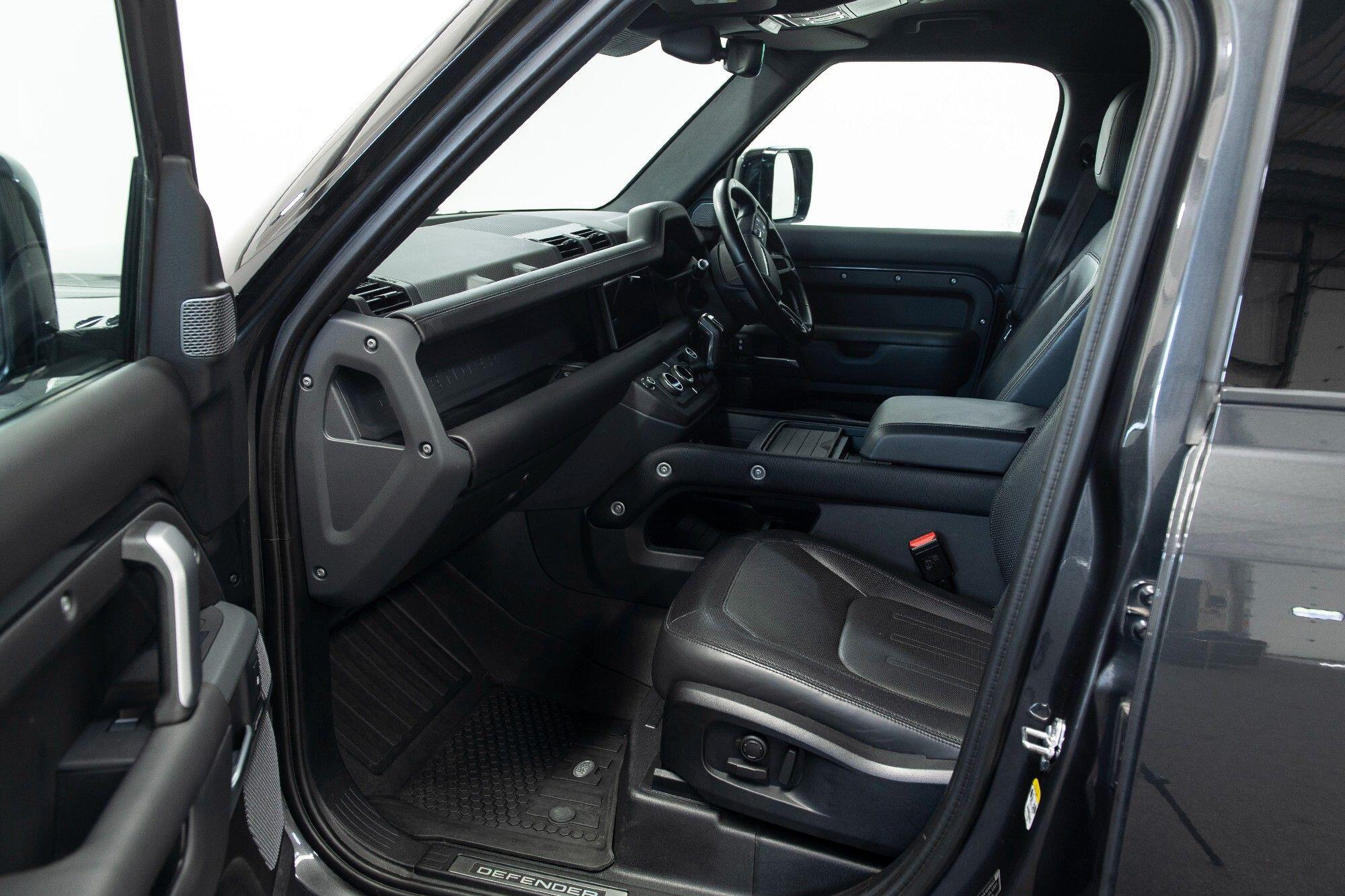 Land Rover Defender 110 view 16