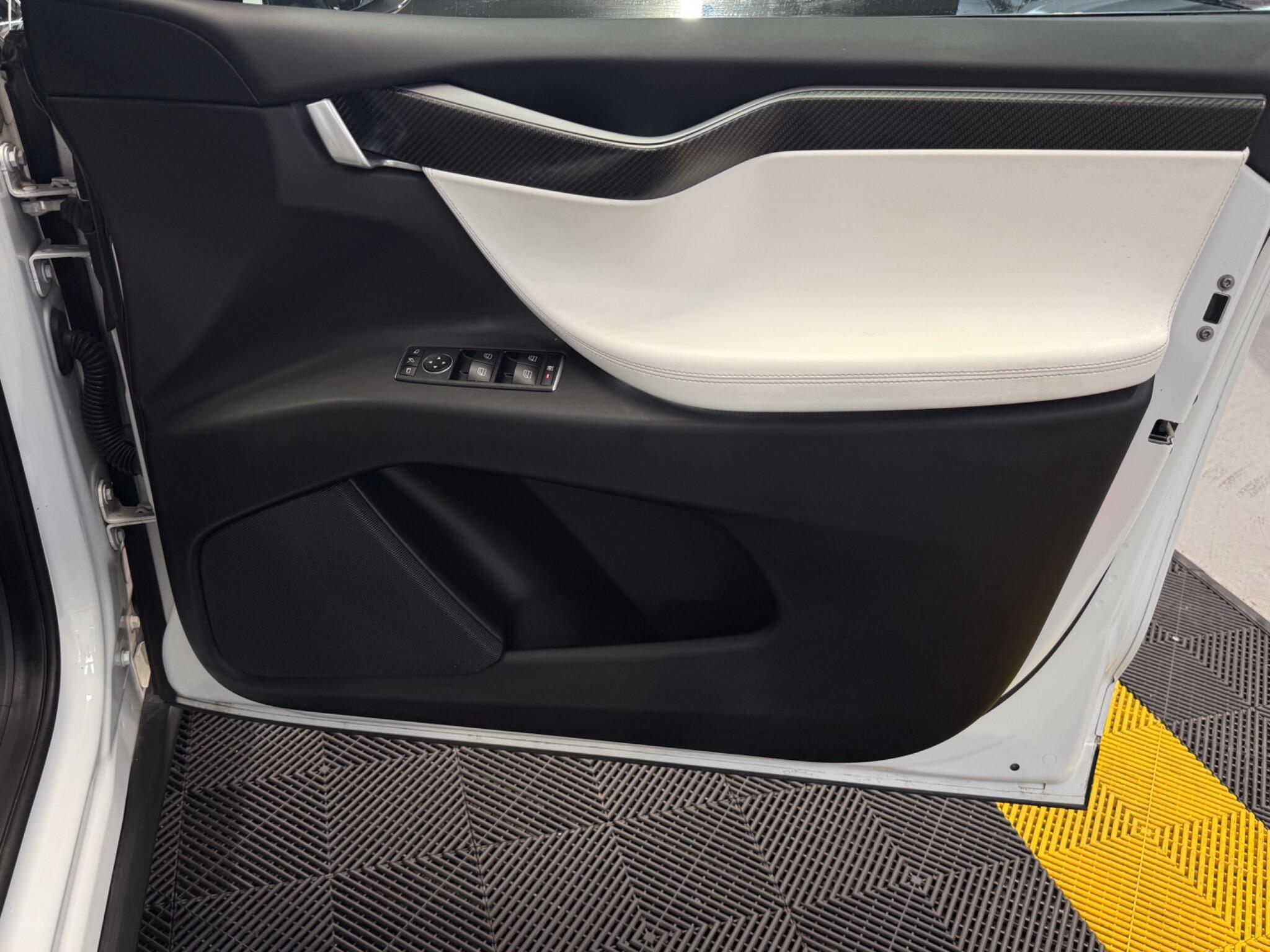 Tesla Model X view 36