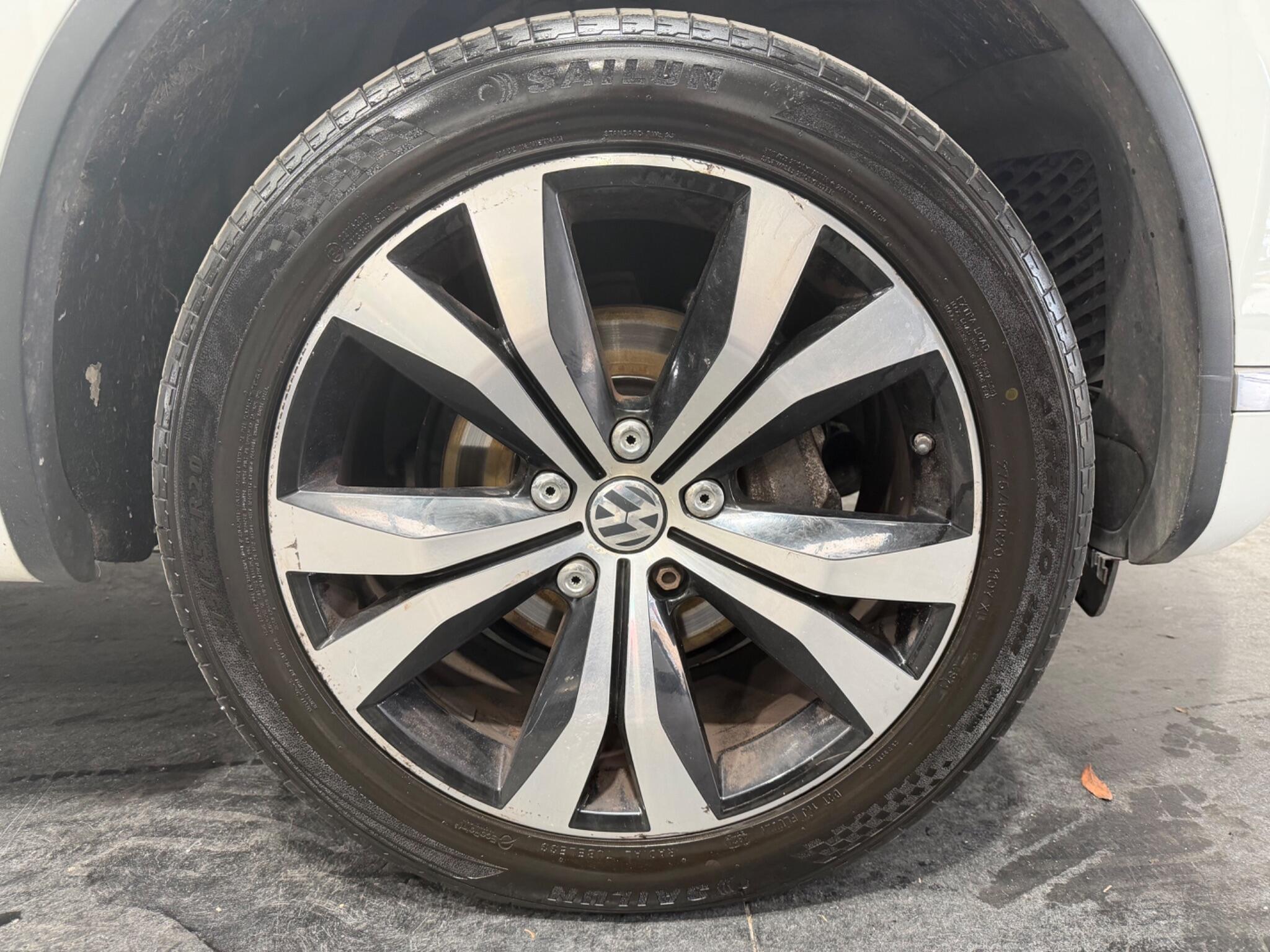 Volkswagen Touareg view 17