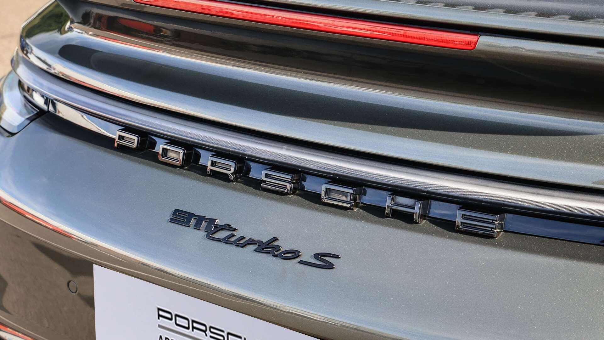 Porsche 911 view 30