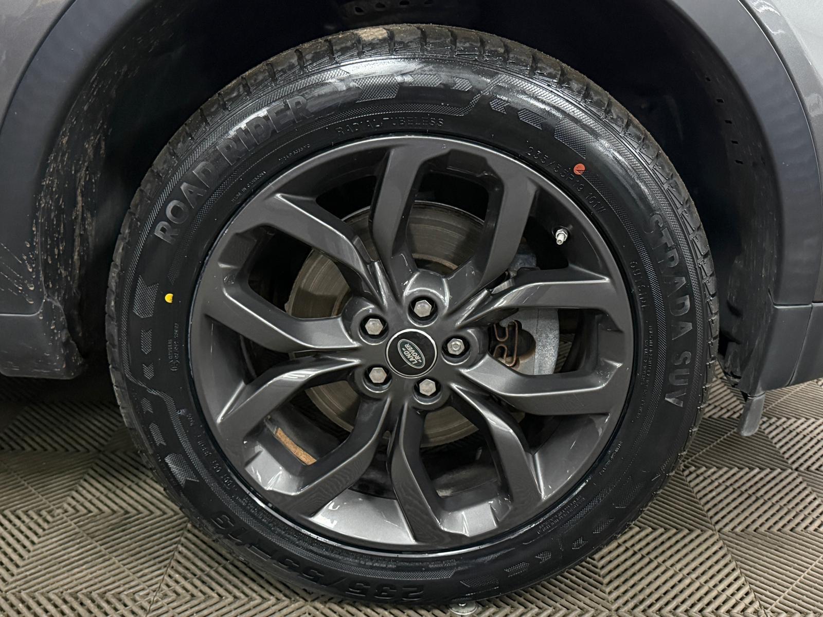 Land Rover Discovery Sport view 45