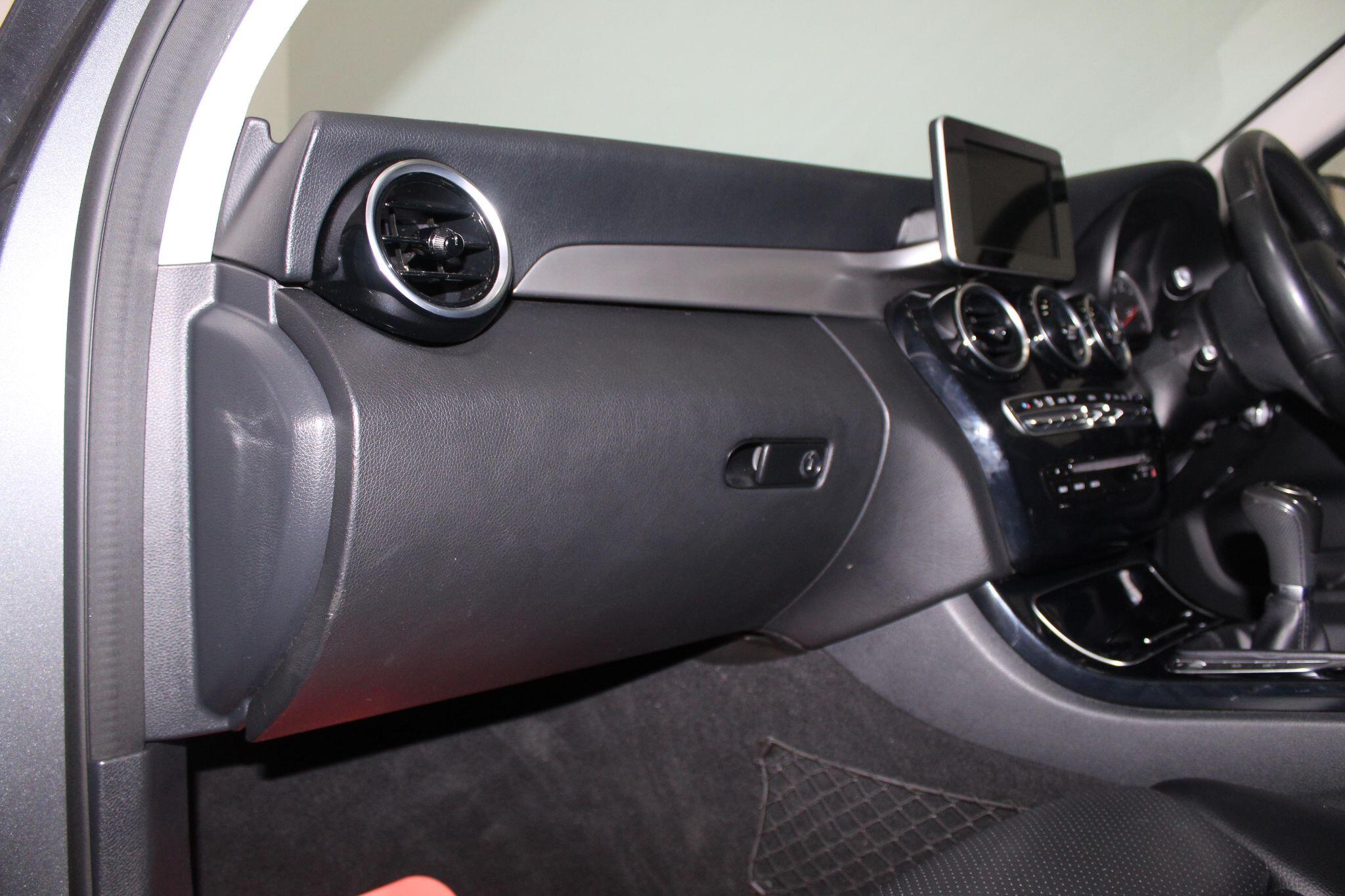 Mercedes-Benz C-Class view 30
