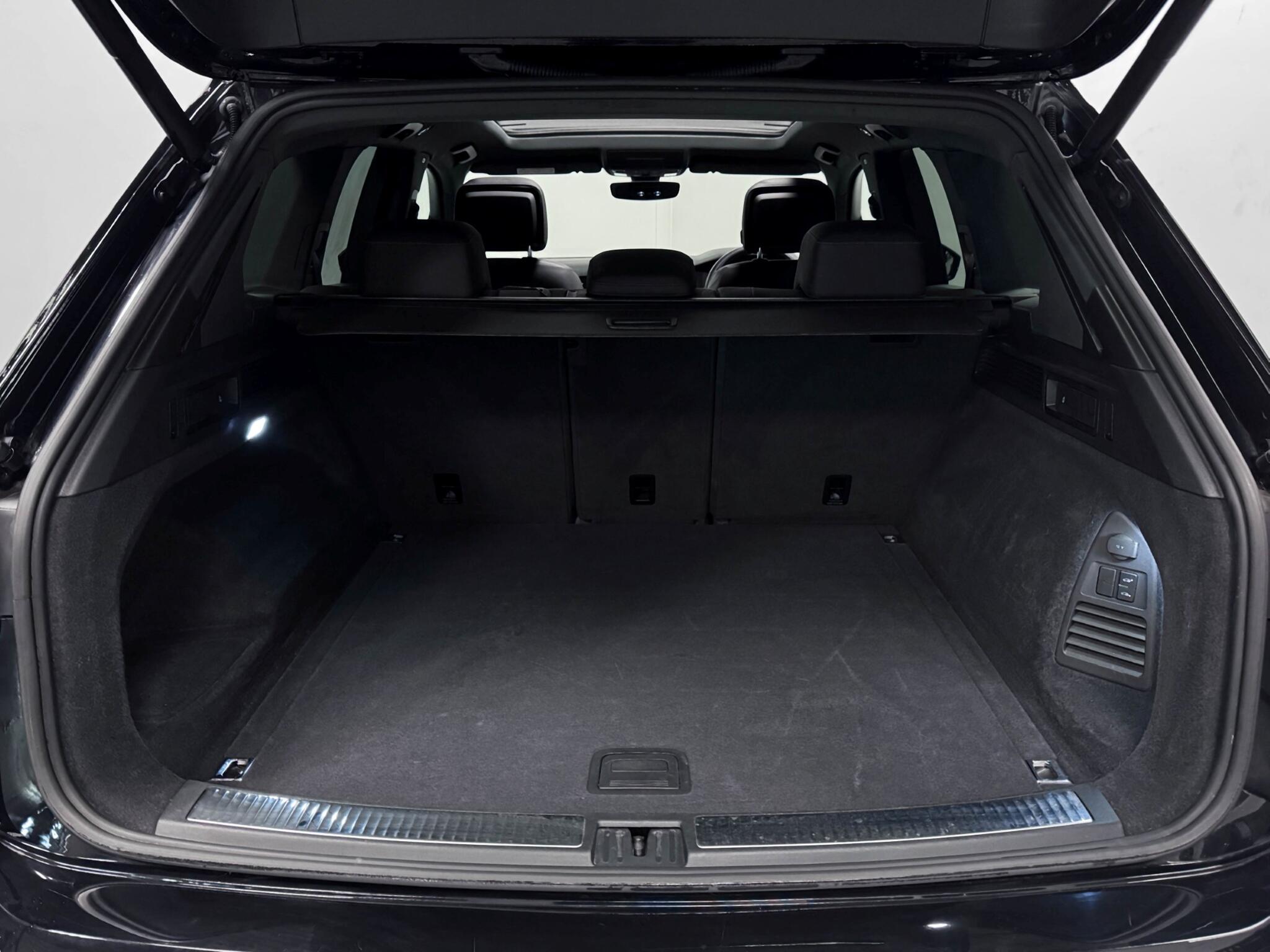 Volkswagen Touareg view 12