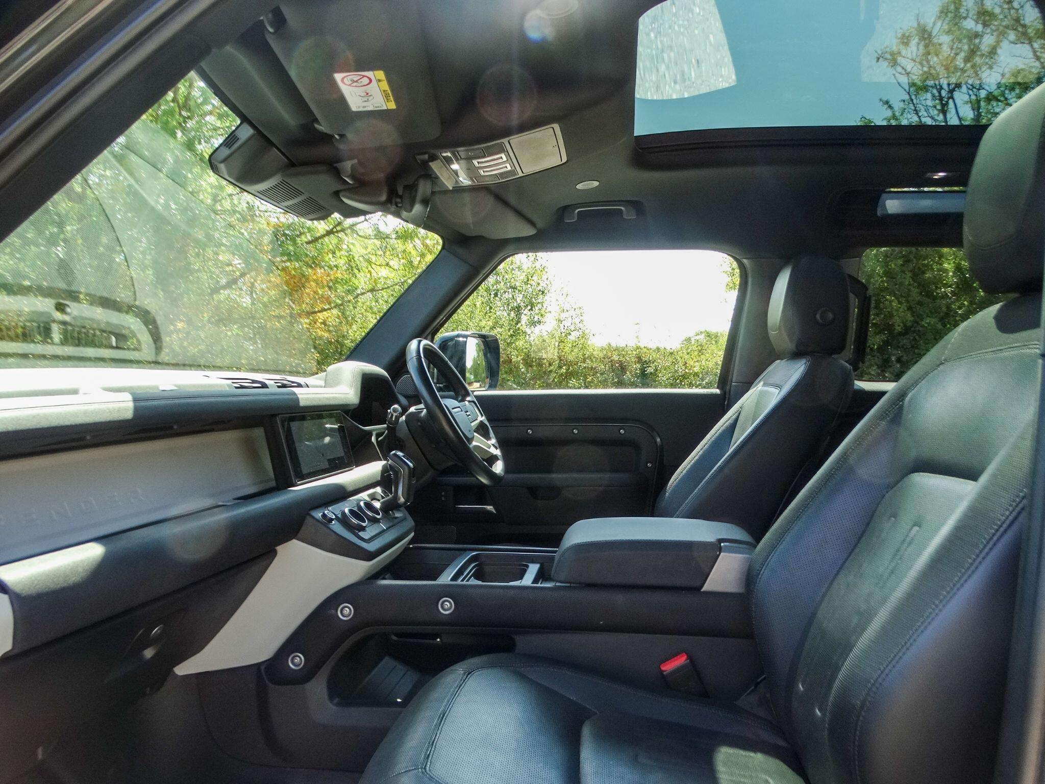Land Rover Defender 90 view 3
