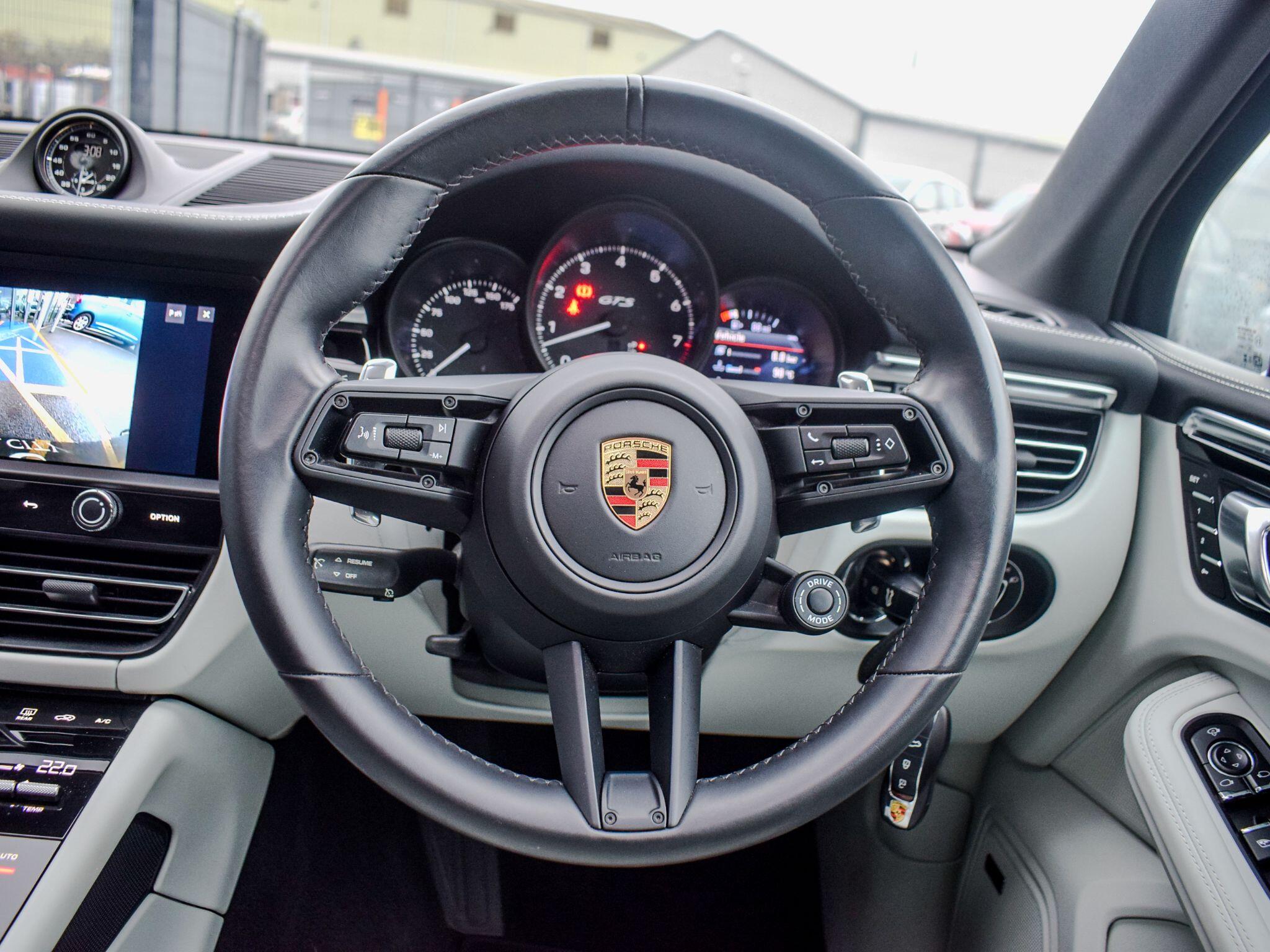 Porsche Macan view 31