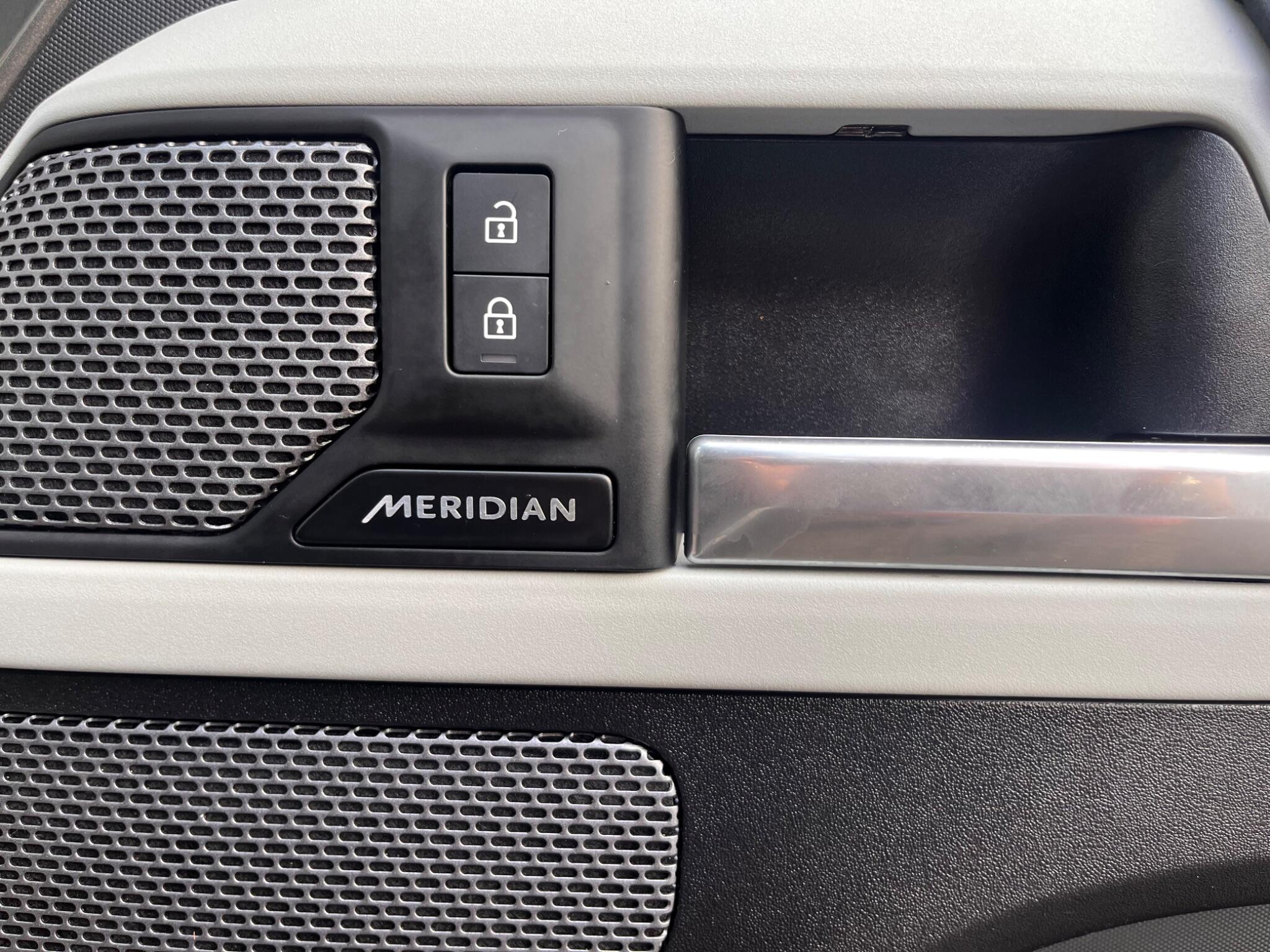 Land Rover Defender view 30