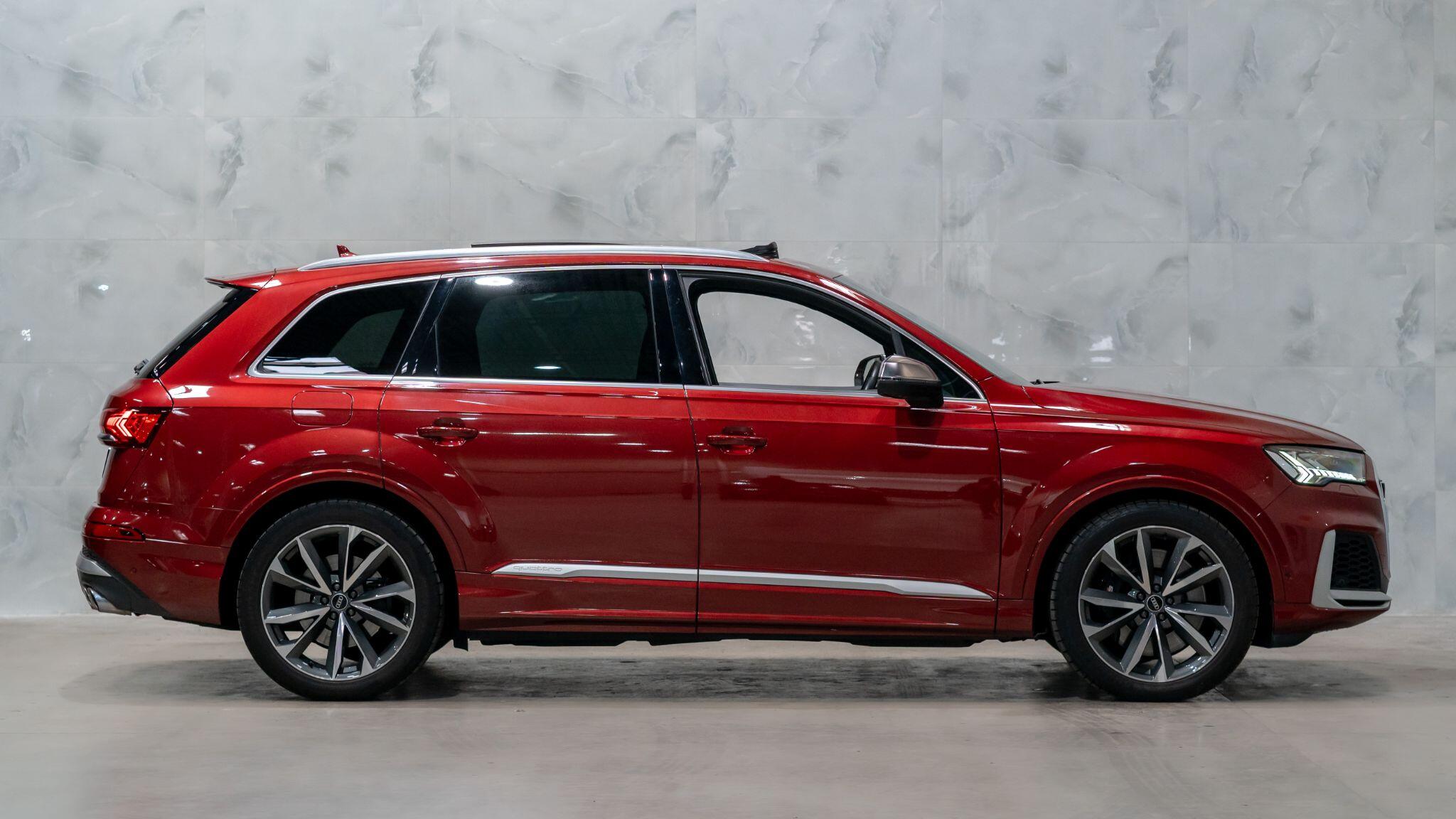 Audi SQ7 view 9