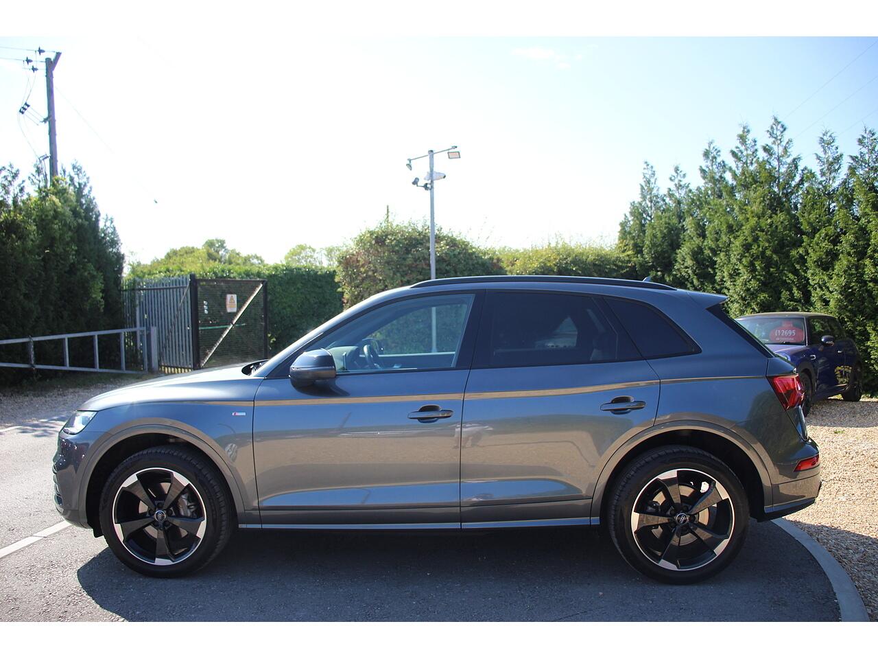 Audi Q5 view 8
