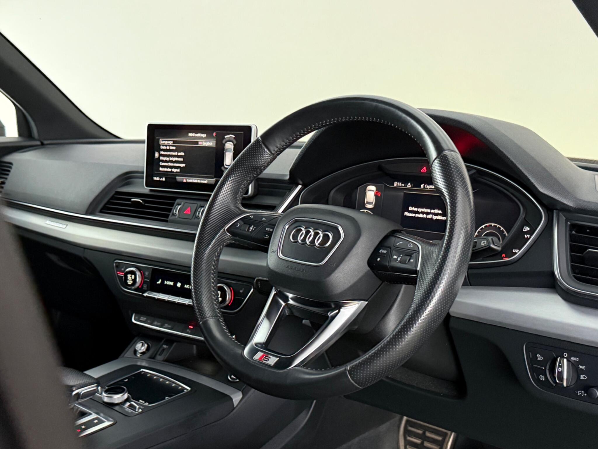 Audi Q5 view 3