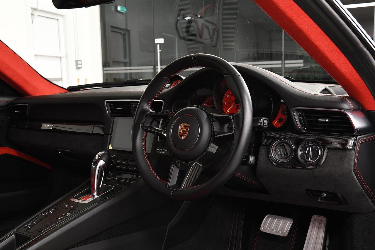 Porsche 911 view 5