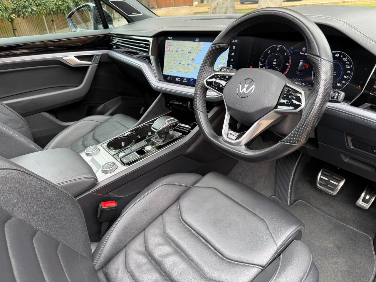 Volkswagen Touareg view 8
