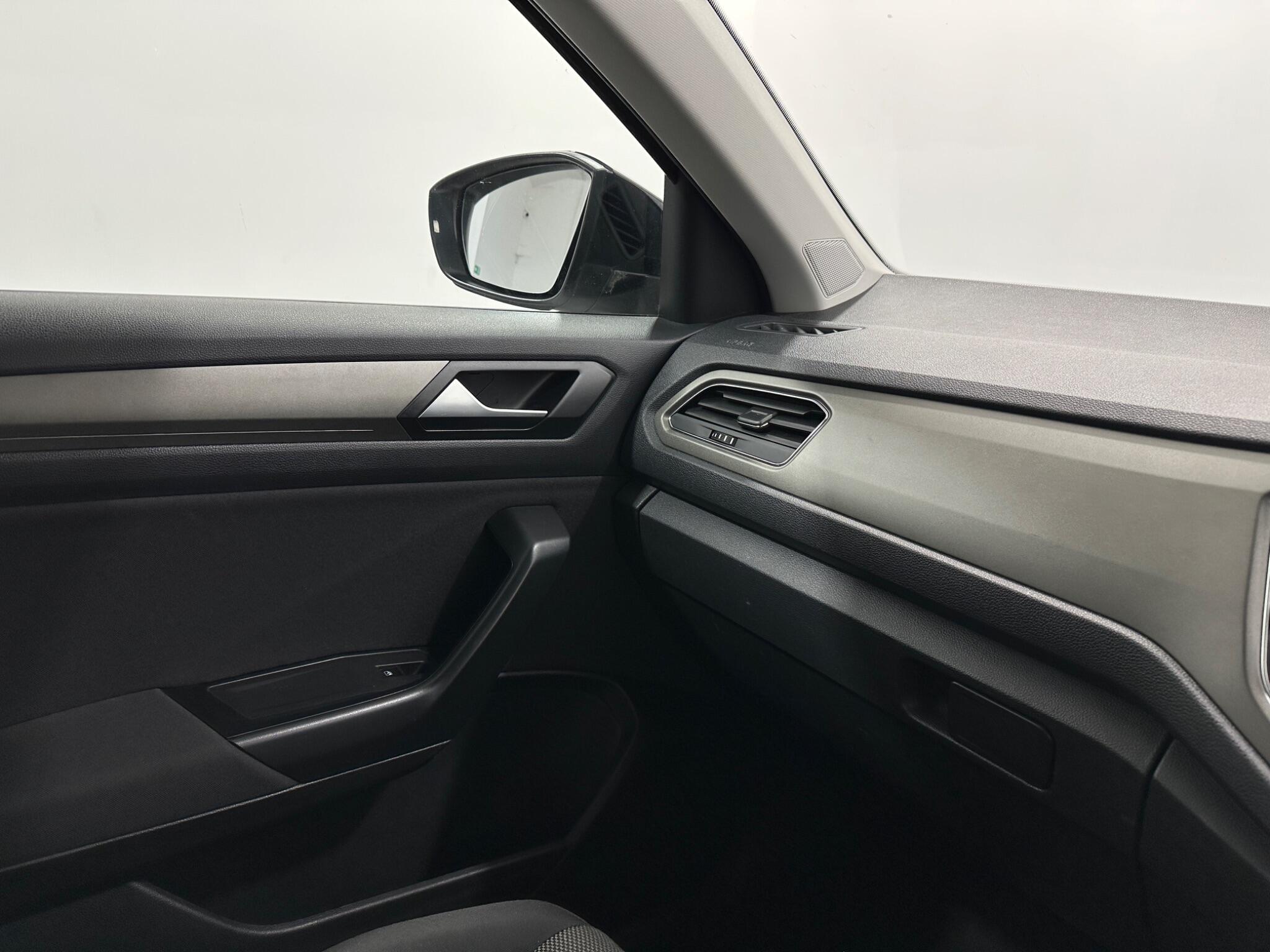 Volkswagen T-Roc view 26