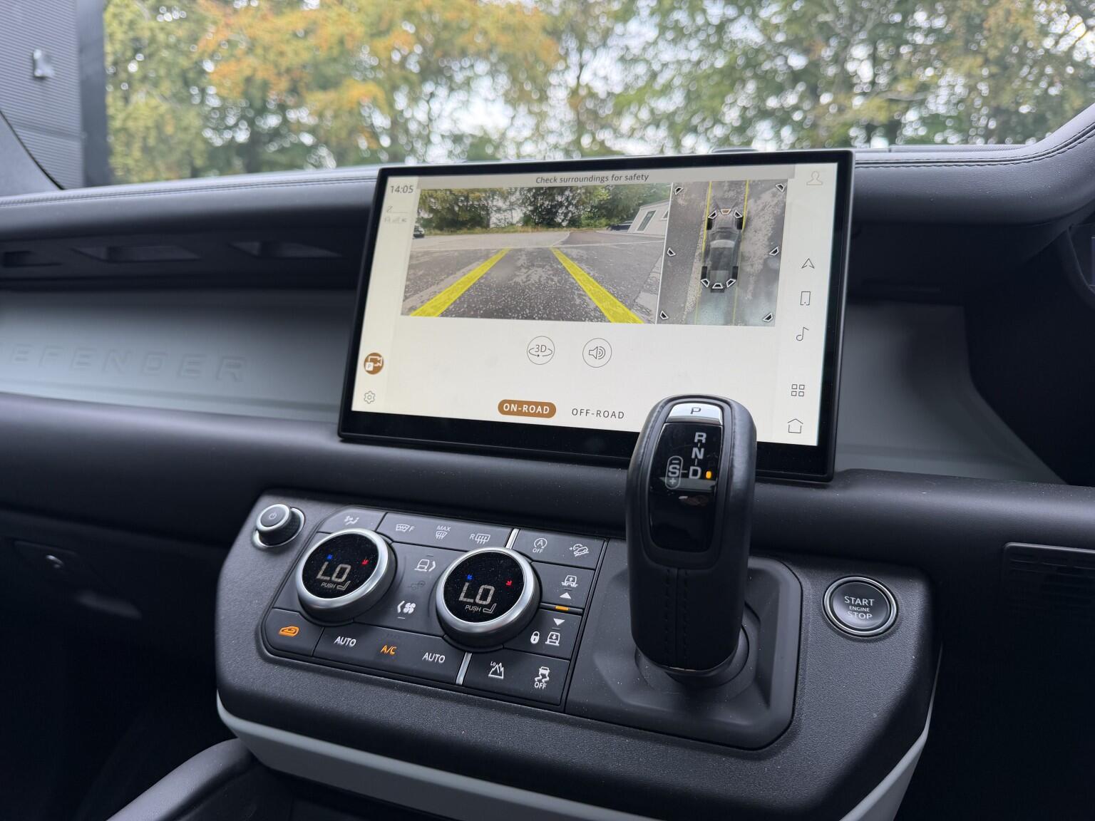 Land Rover Defender 110 view 16