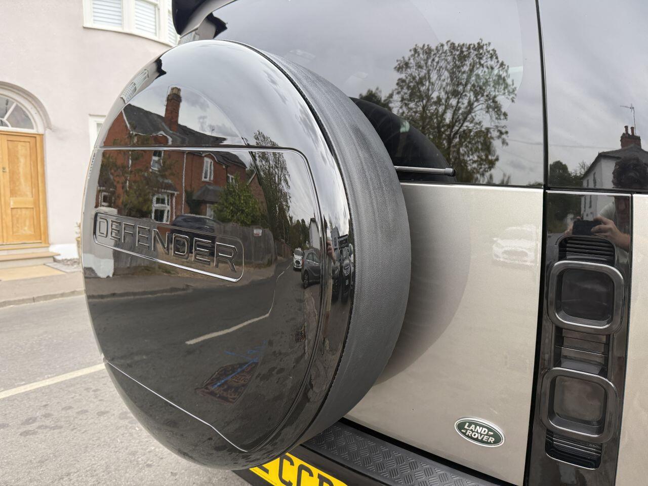 Land Rover Defender 110 view 36