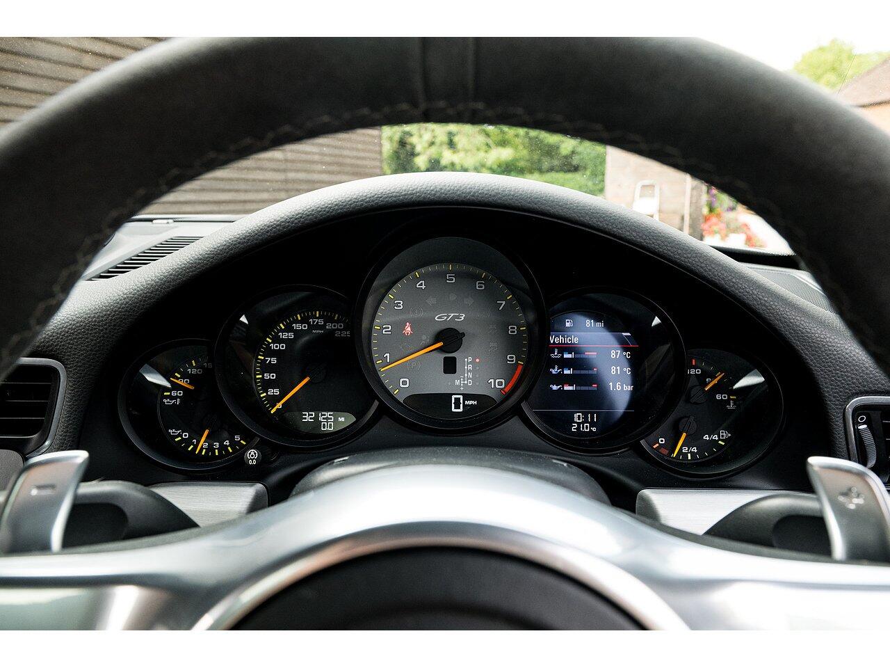 Porsche 911 view 39