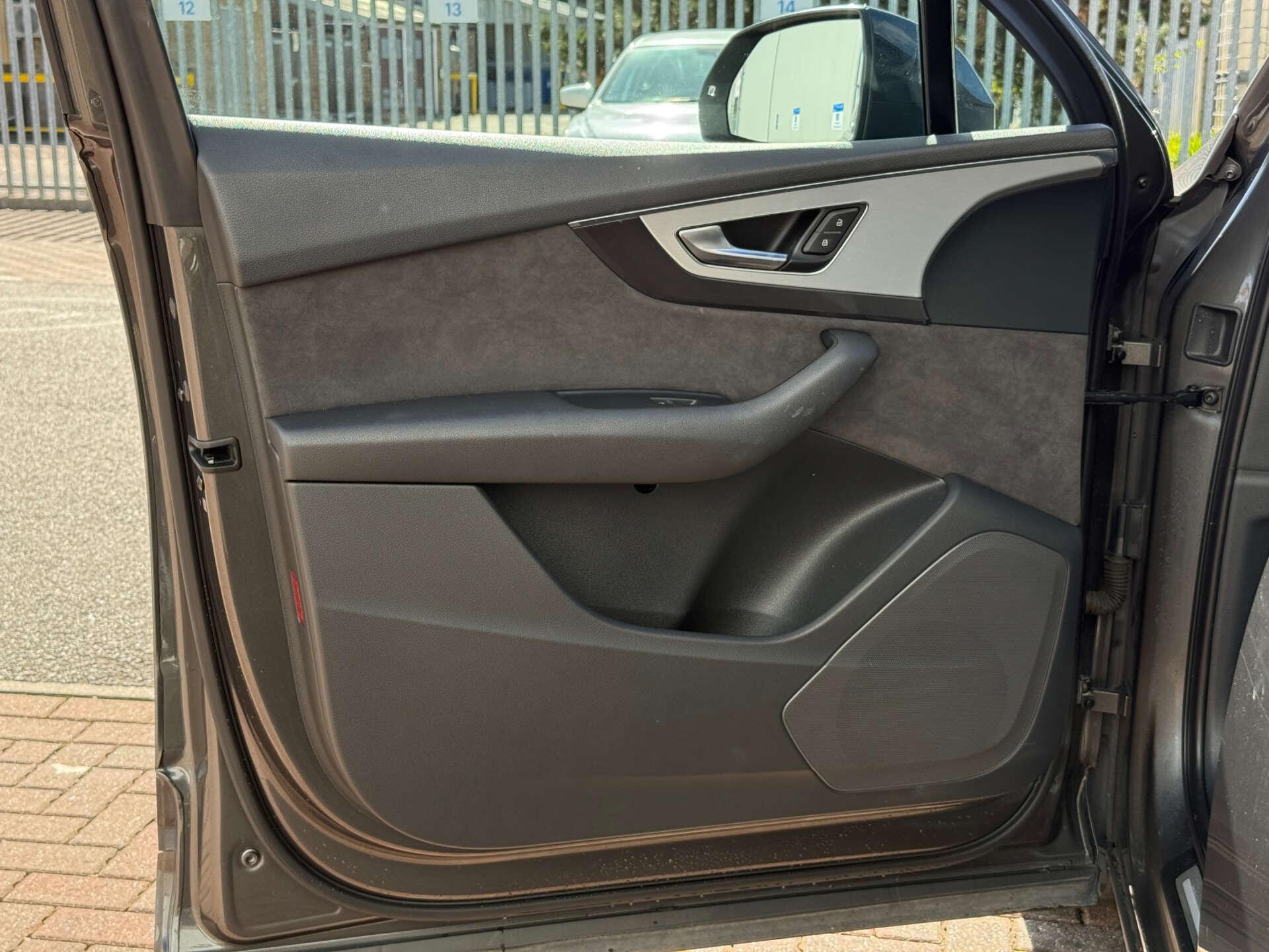 Audi SQ7 view 43