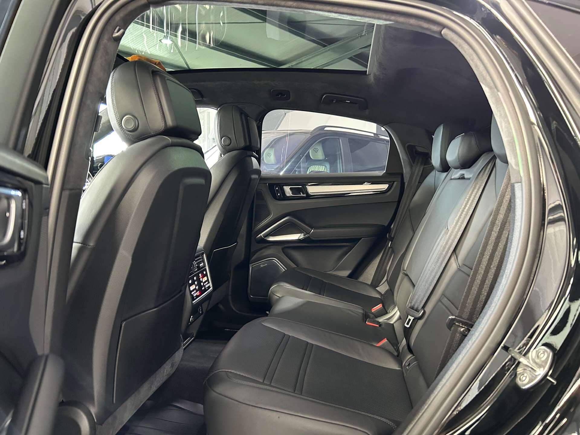 Porsche Cayenne view 25
