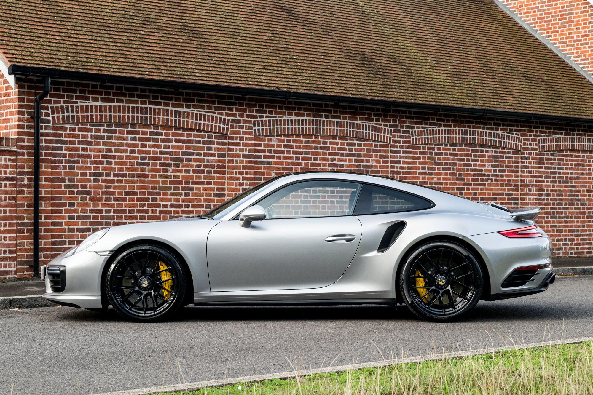 Porsche 911 view 4