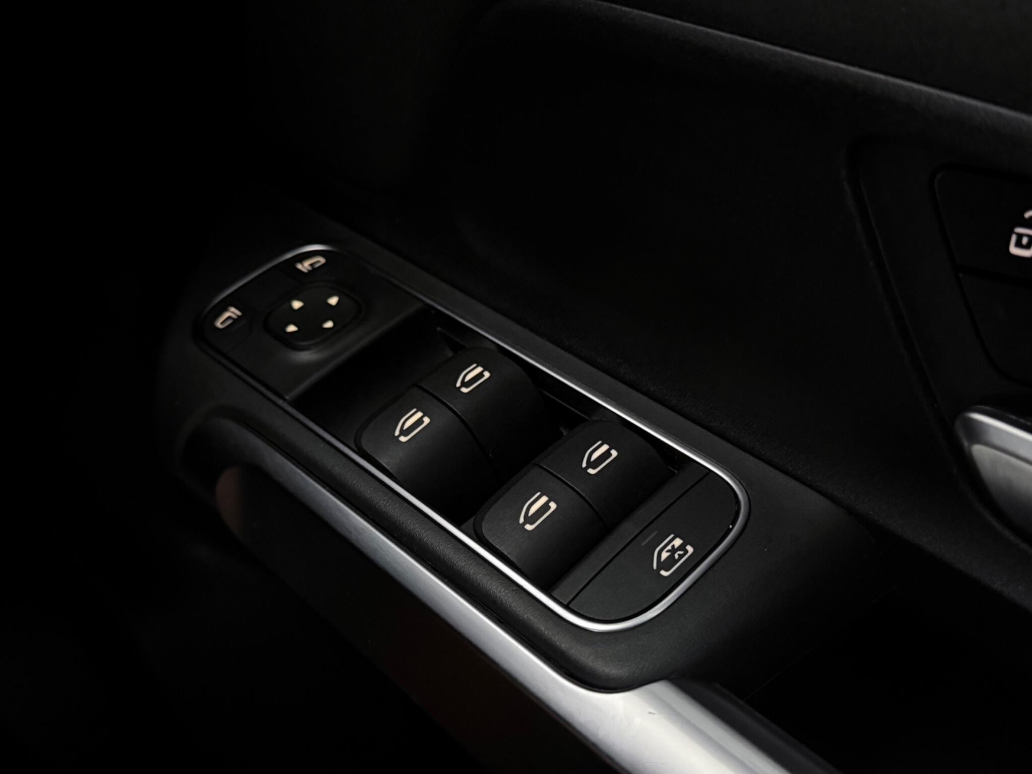 Mercedes-Benz GLB view 19