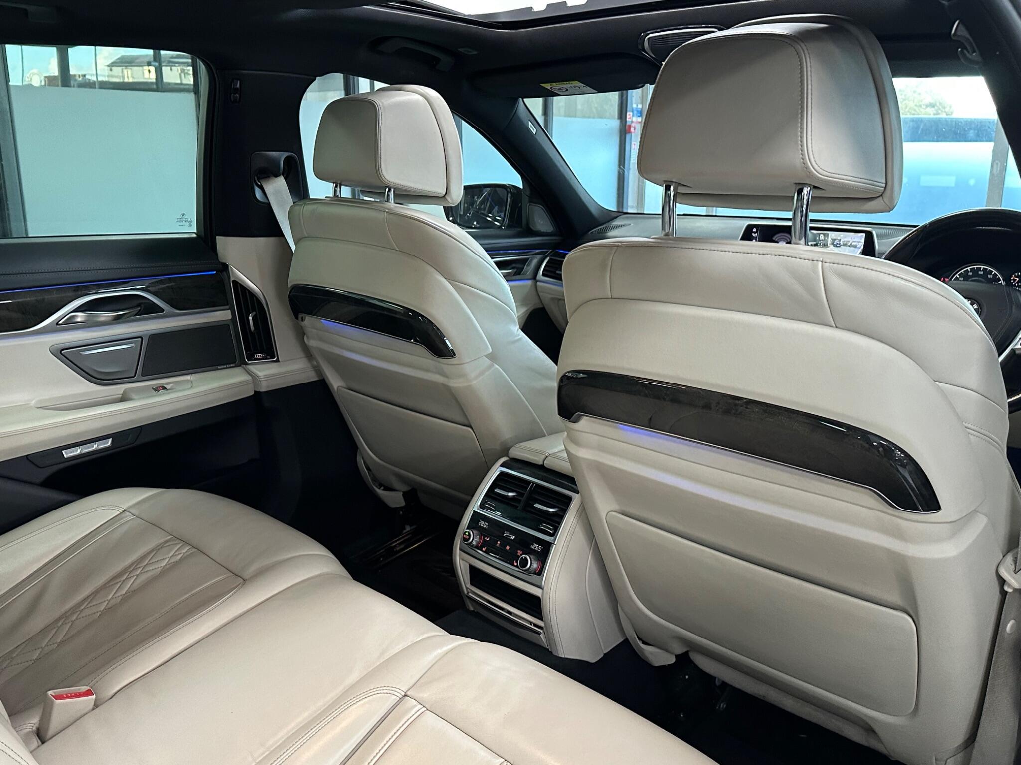 BMW 7 Series view 32
