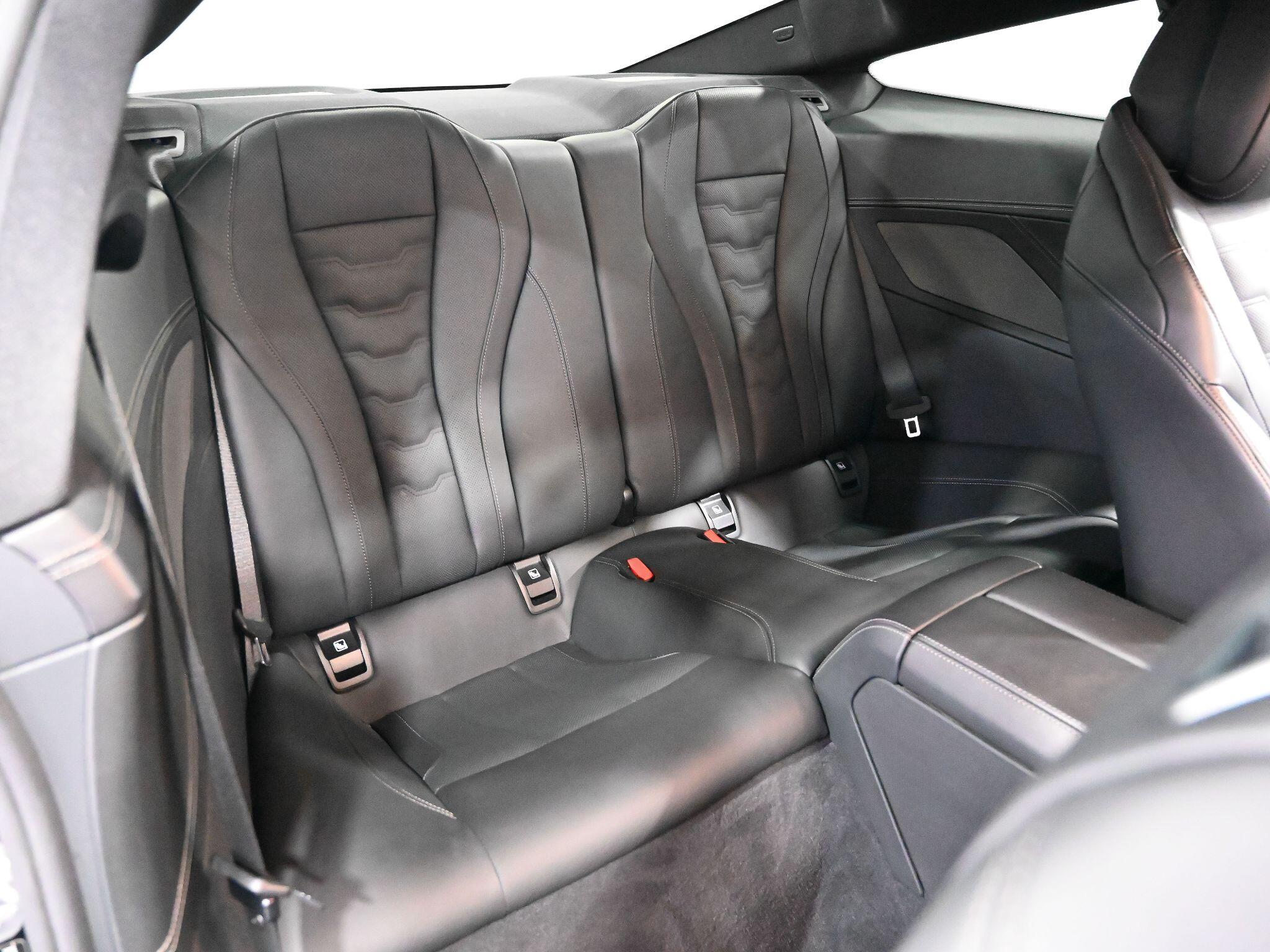 BMW 8 Series view 29