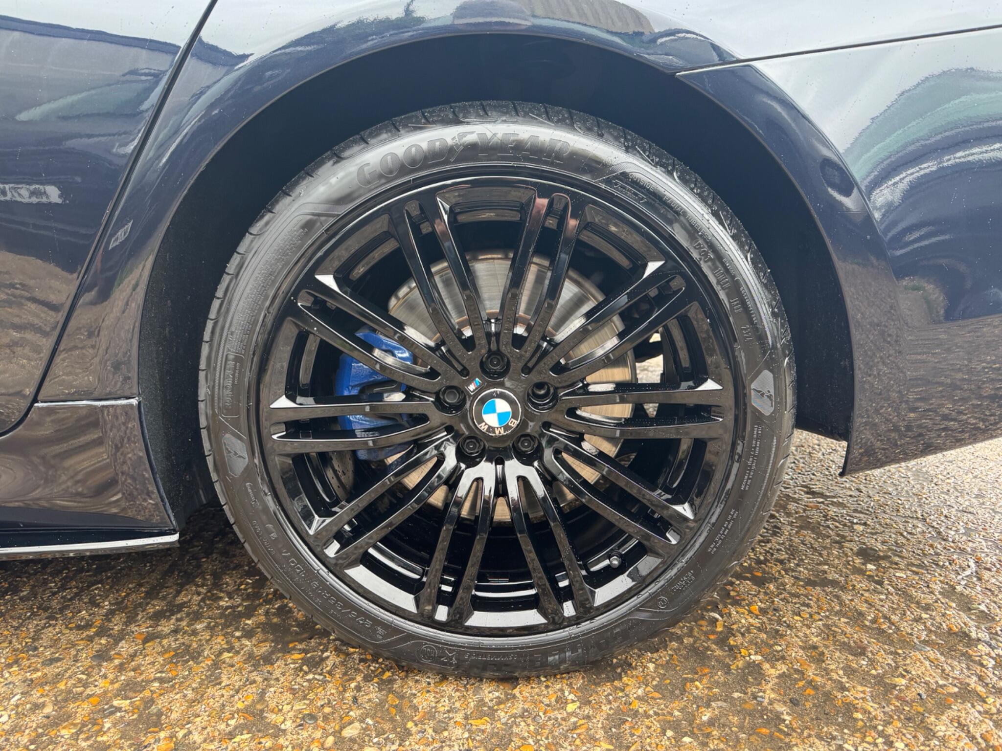 BMW 5 Series view 22