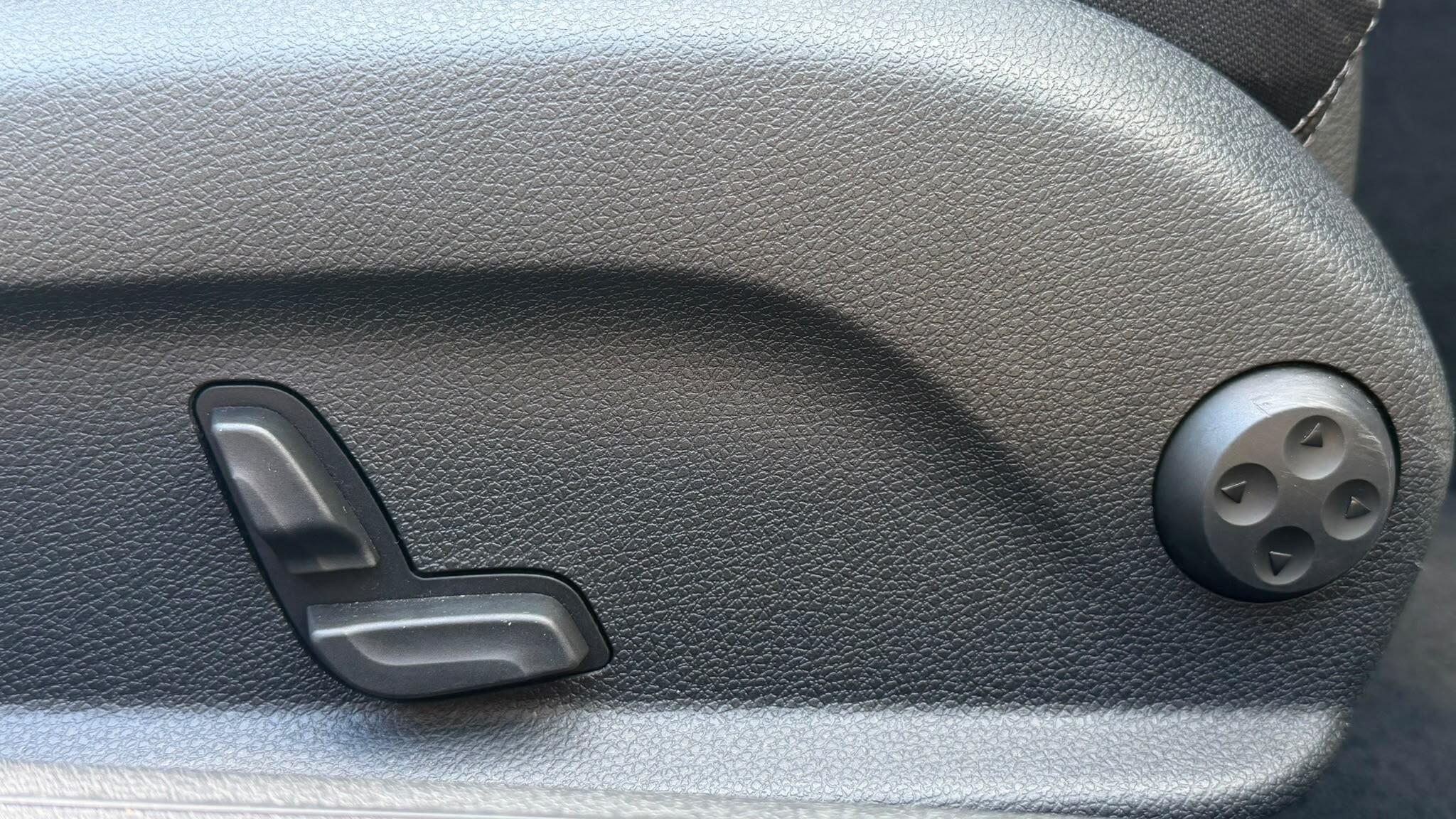 Mercedes-Benz C-Class view 35