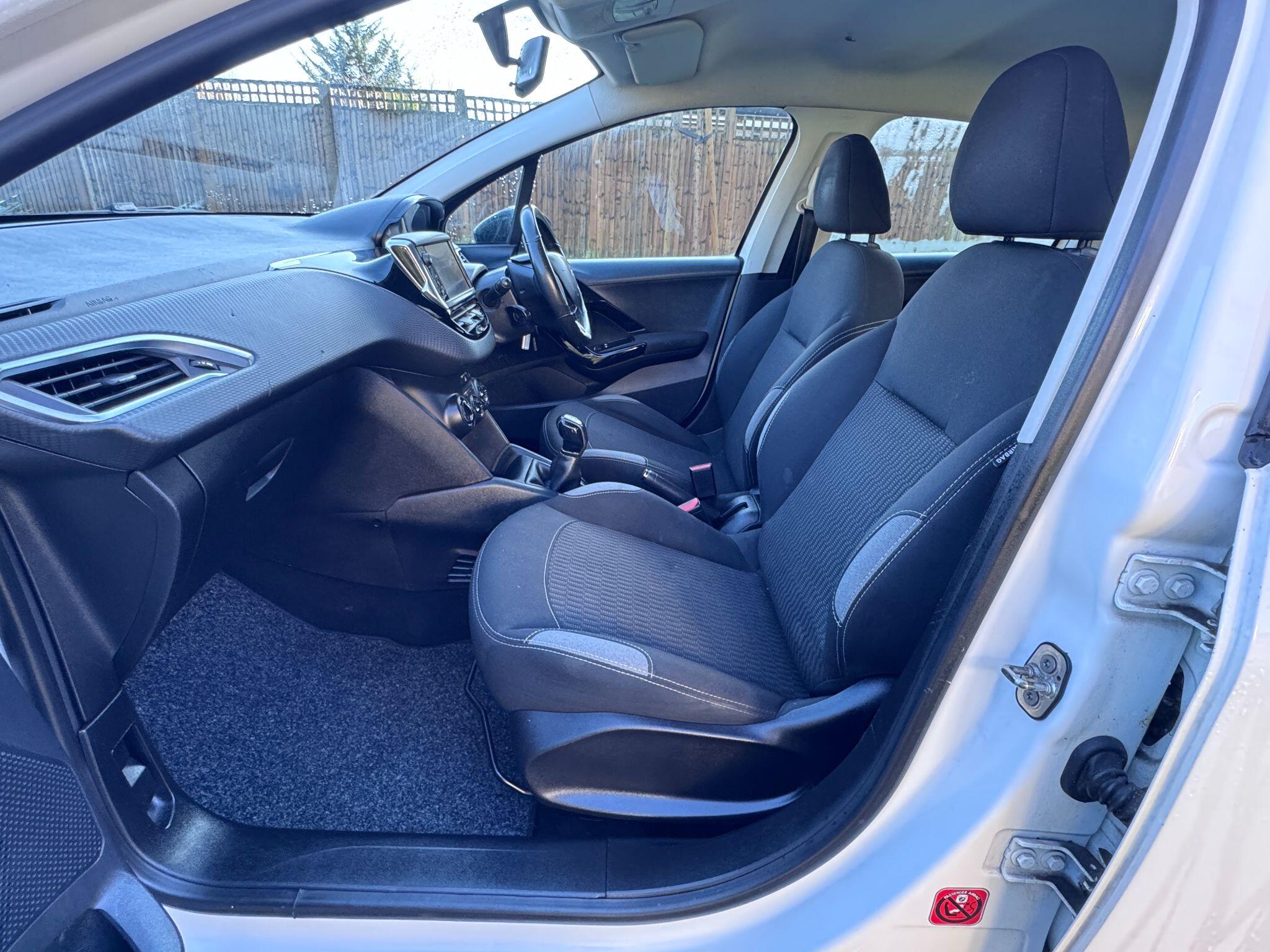 2016 Peugeot 208 image 17