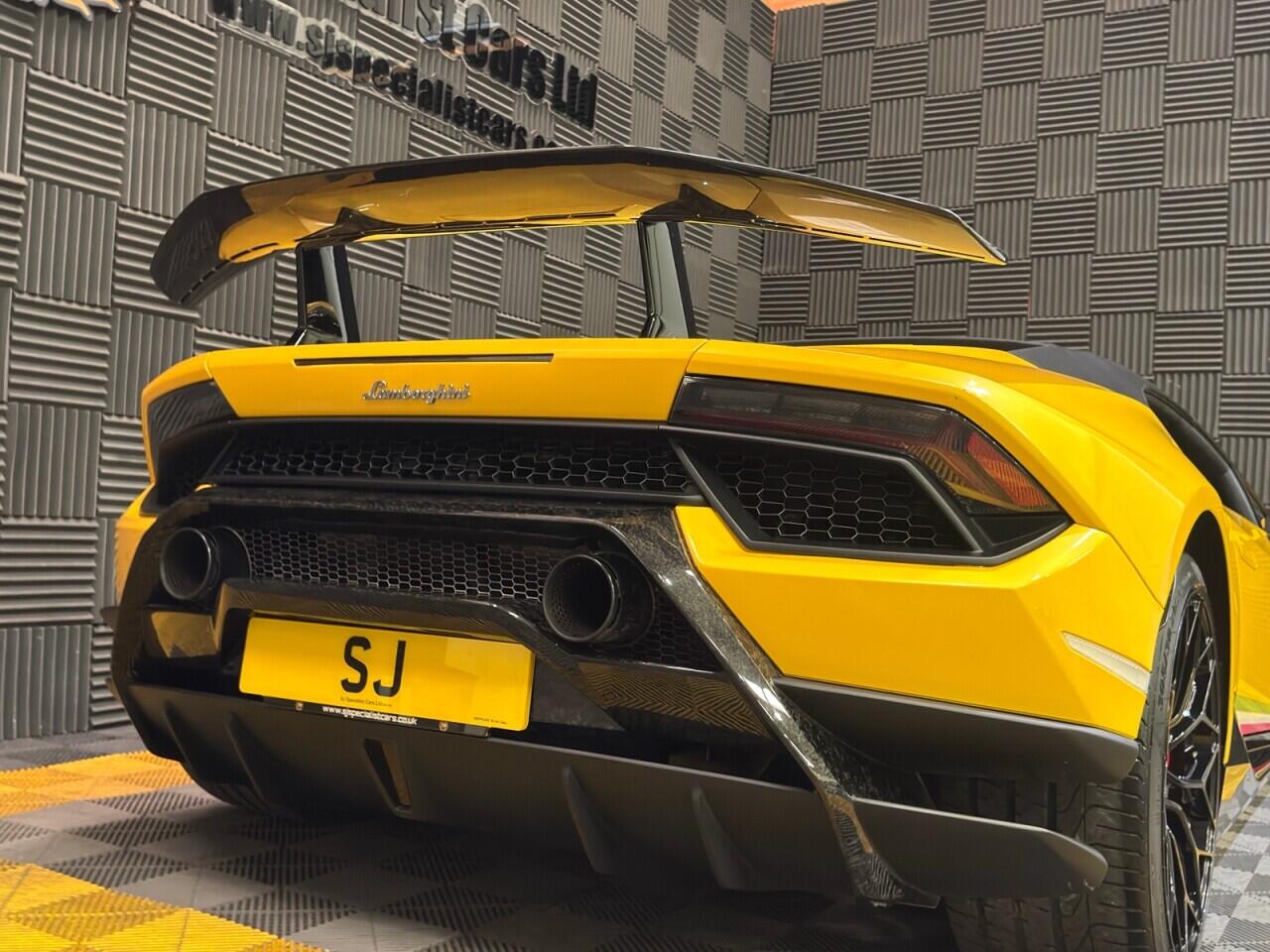 Lamborghini Performante Spyder view 9