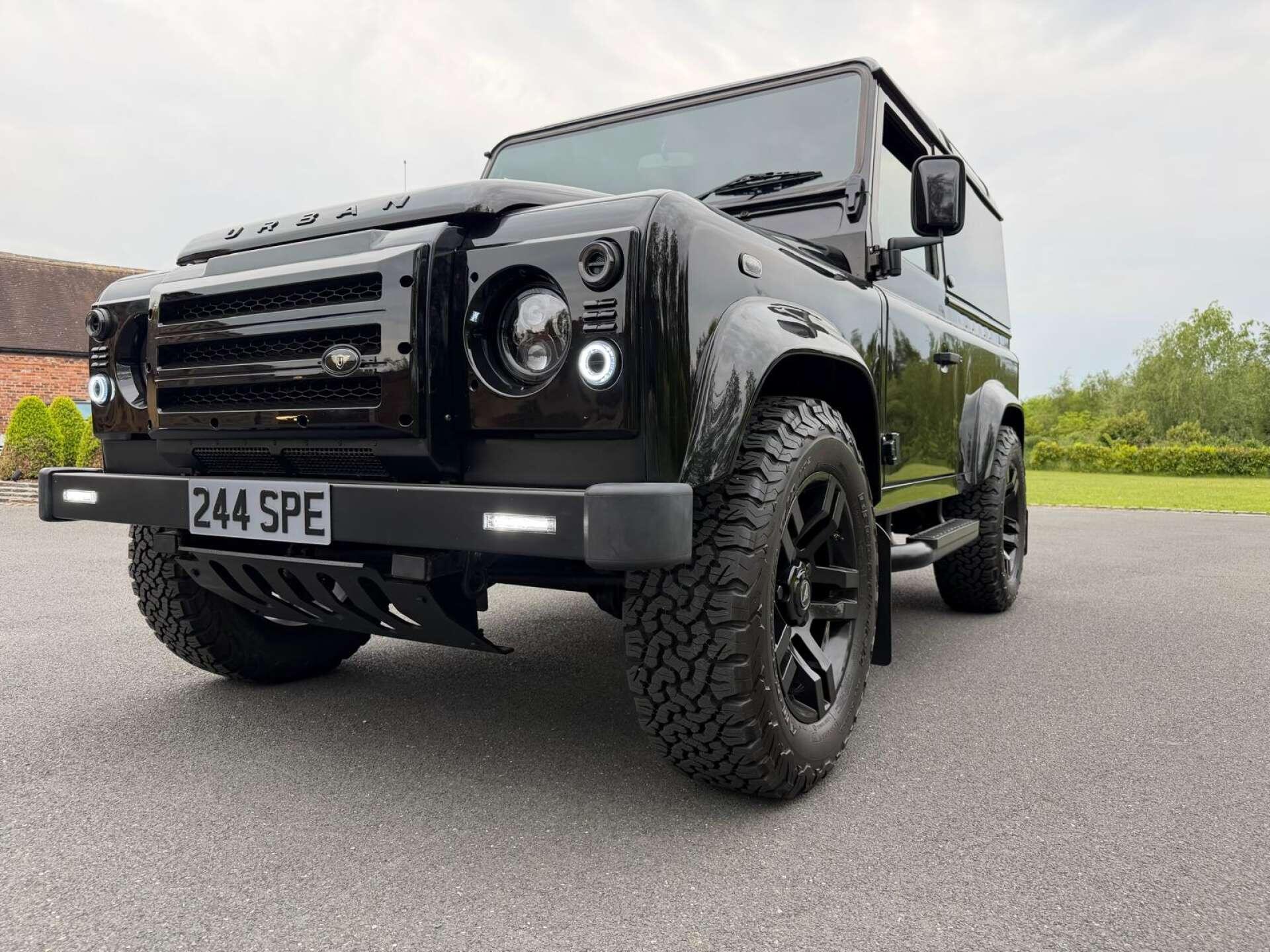 Land Rover Defender 90 view 19