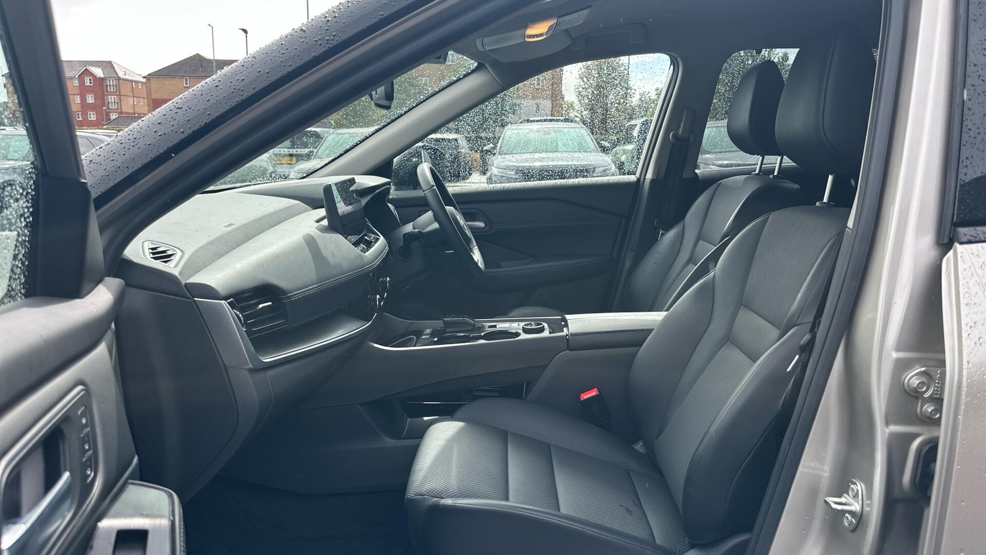 Nissan X-Trail view 3