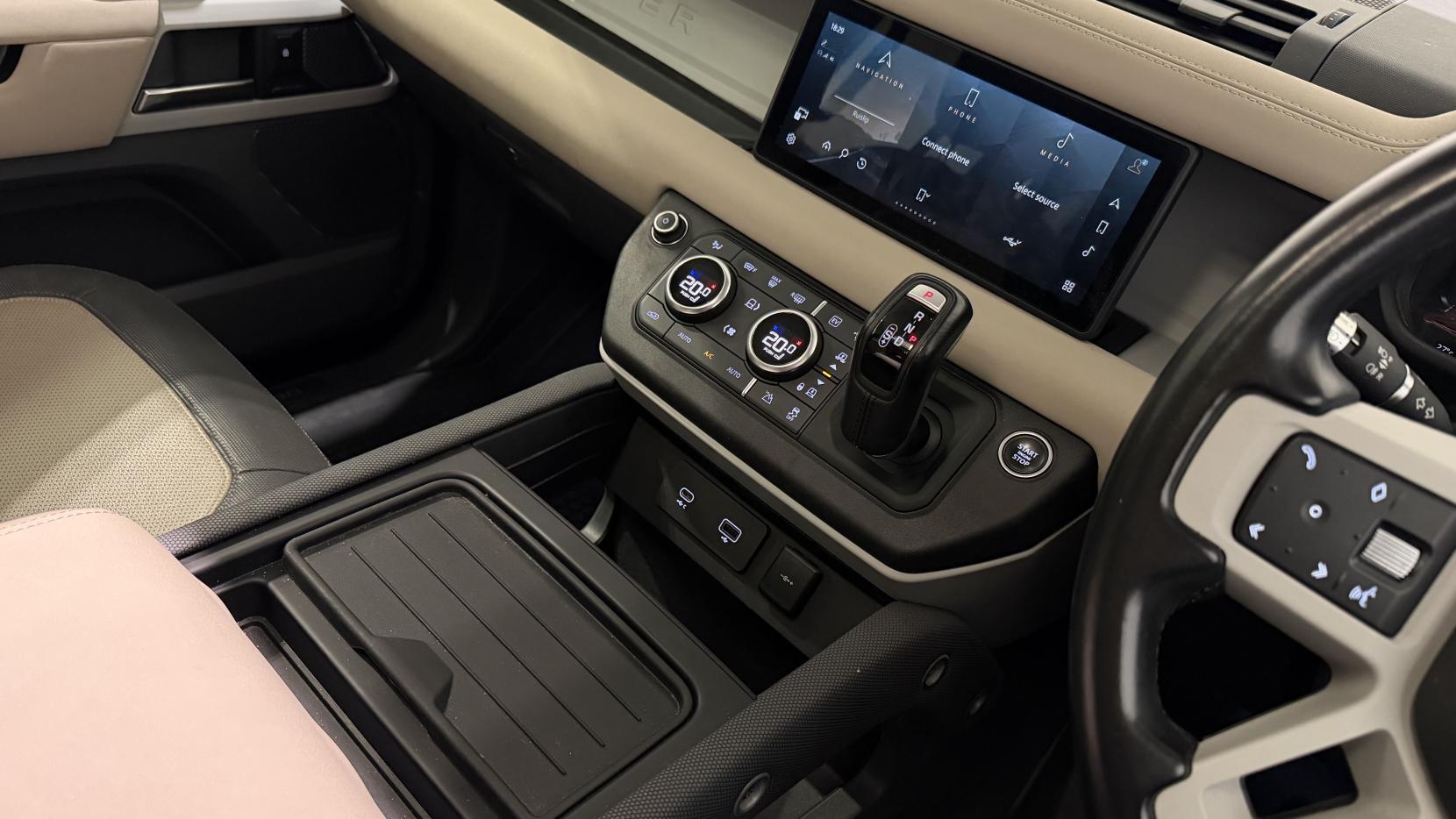 Land Rover Defender view 24