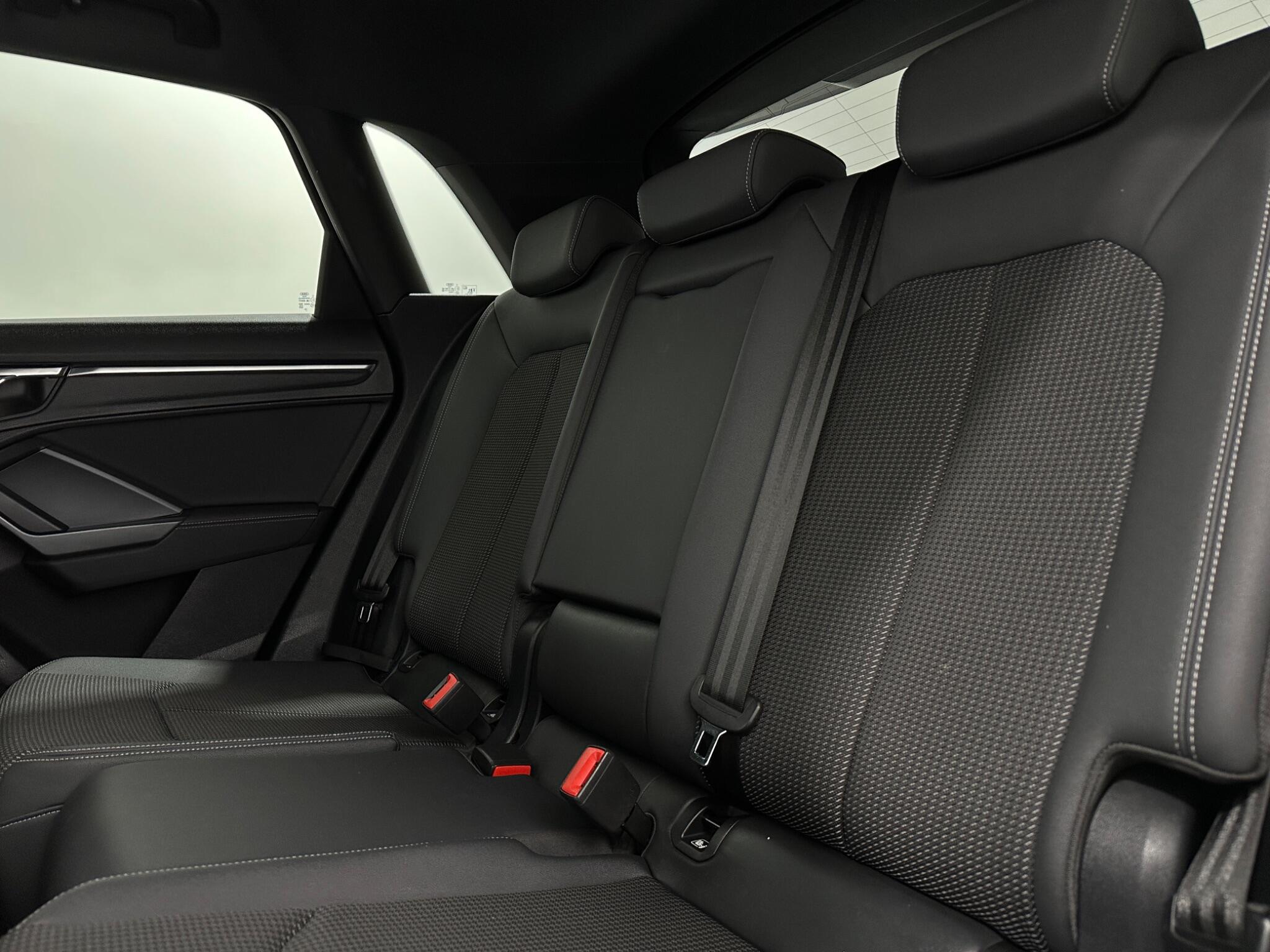 Audi Q3 view 38