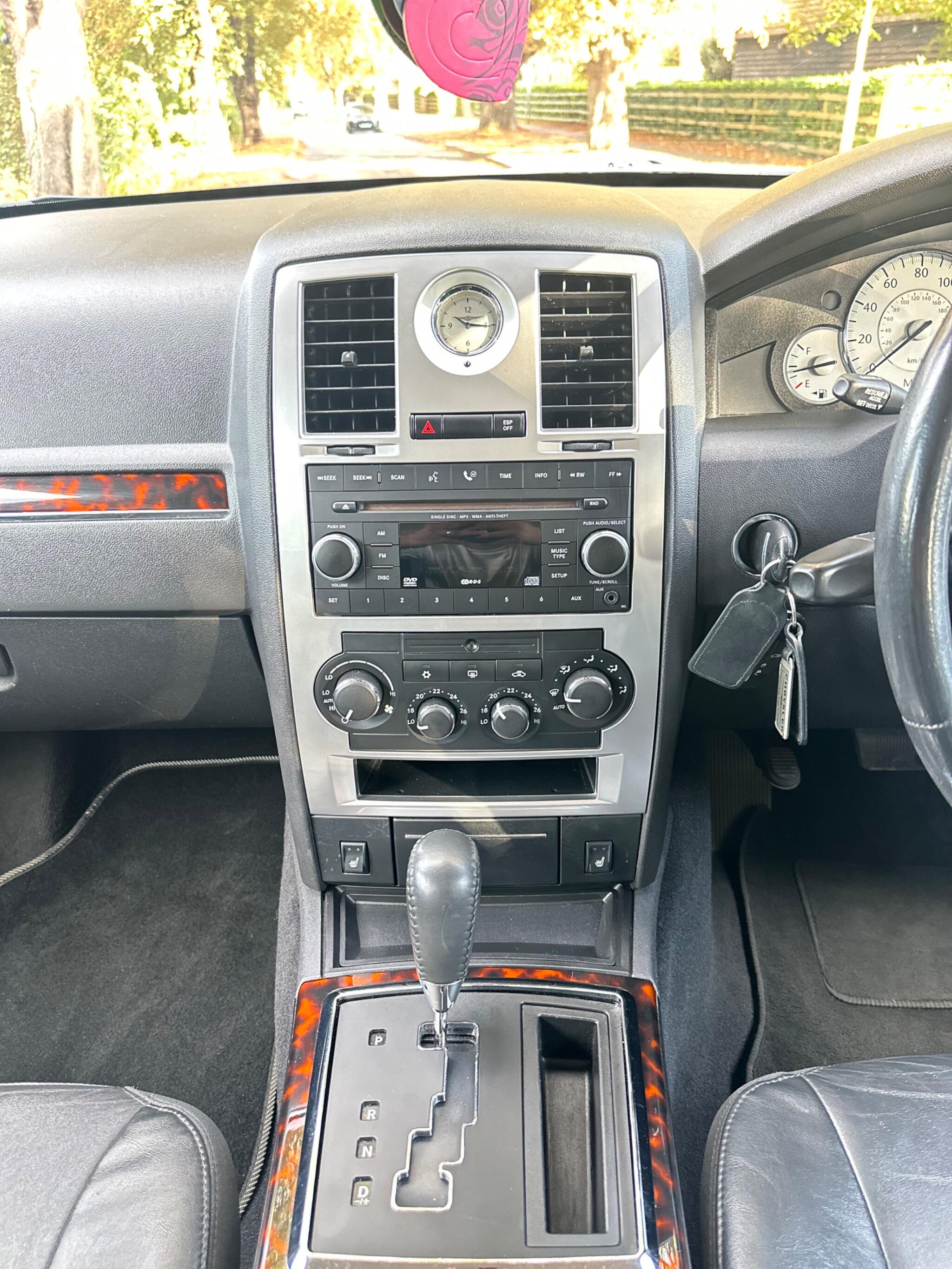 2008 Chrysler 300C image 25