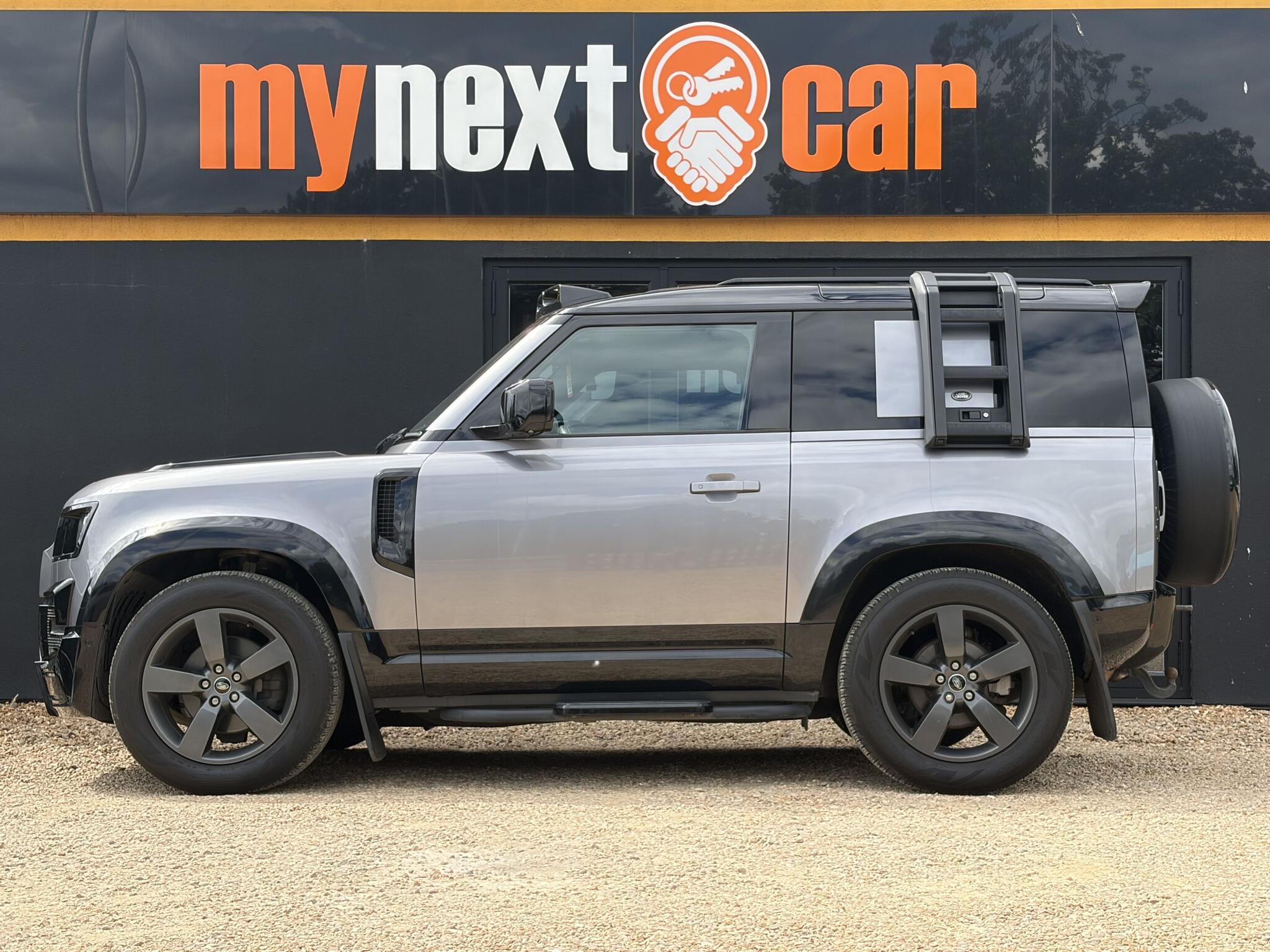 Land Rover Defender 90 view 5
