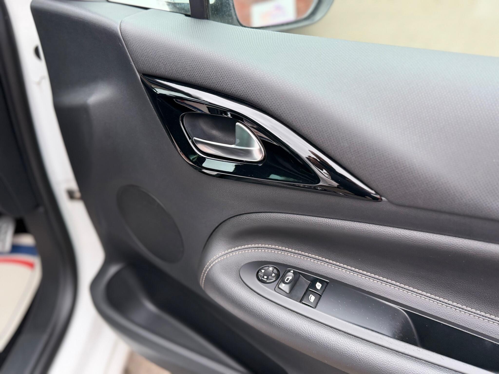 DS Automobiles DS 3 view 22