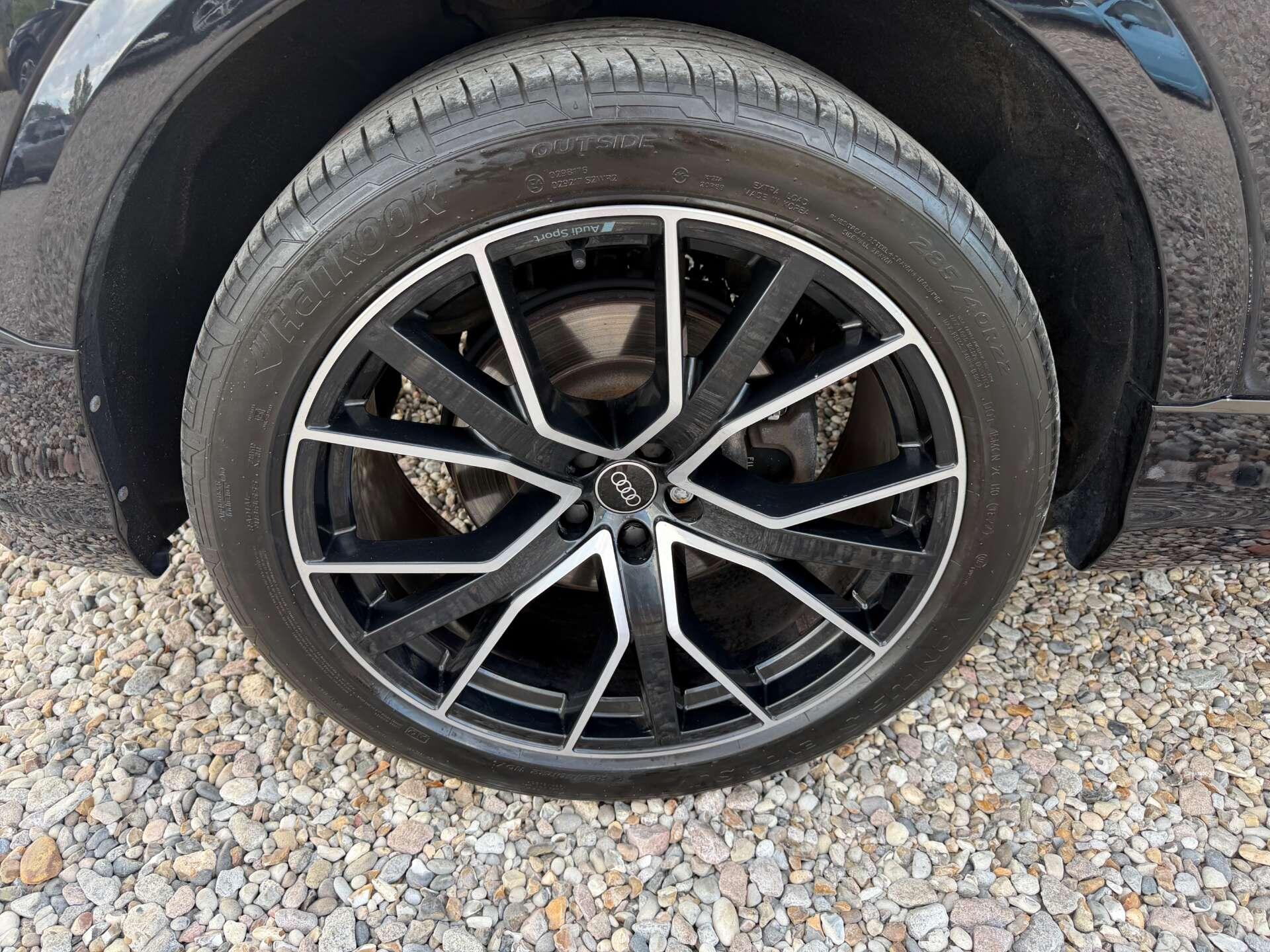 Audi Q8 view 11