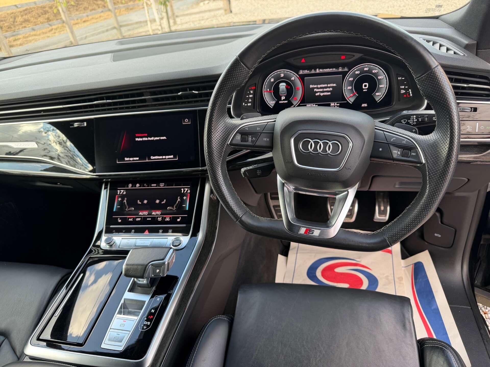 Audi Q8 view 17